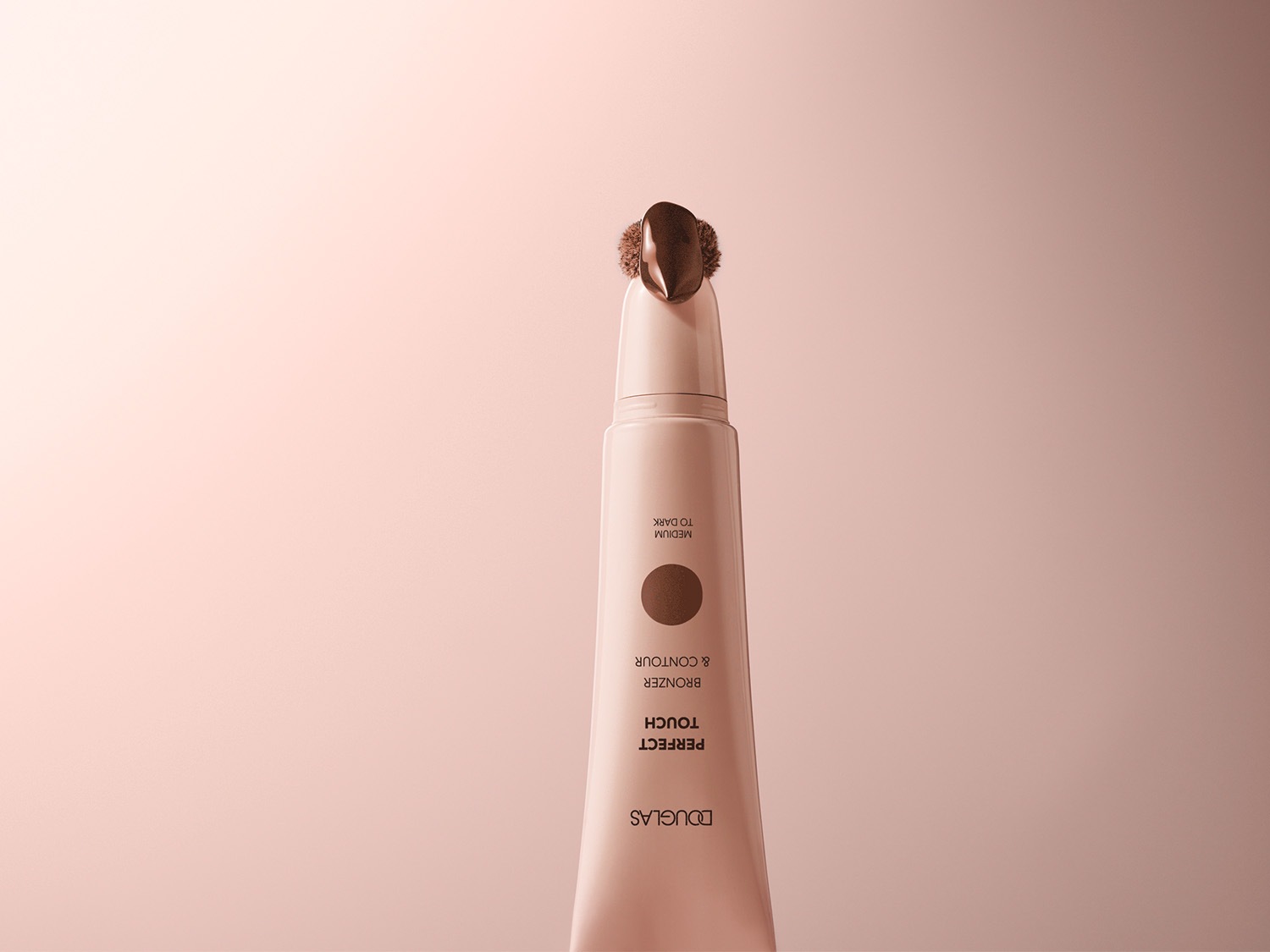 De Douglas Perfect Touch Bronzer & Contour in een zachtroze tube met een applicator met een medium tot donkere tint.