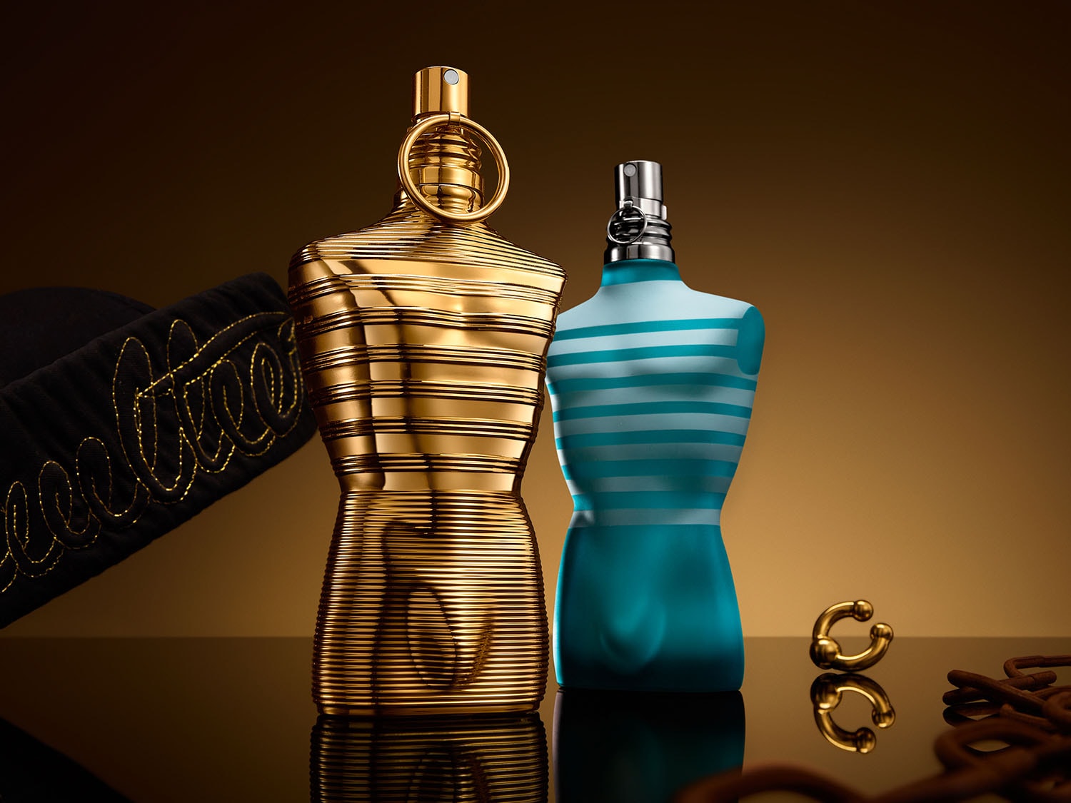 Deux flacons de parfum pour homme, l'un doré avec des rayures horizontales et l'autre bleu avec des rayures blanches, évoquant des torses masculins.