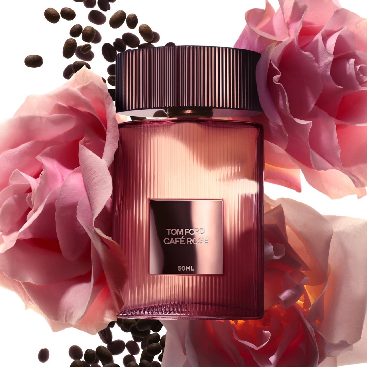 Butelka perfum Tom Ford Café Rose o pojemności 50 ml otoczona różowymi różami i ziarnami kawy.