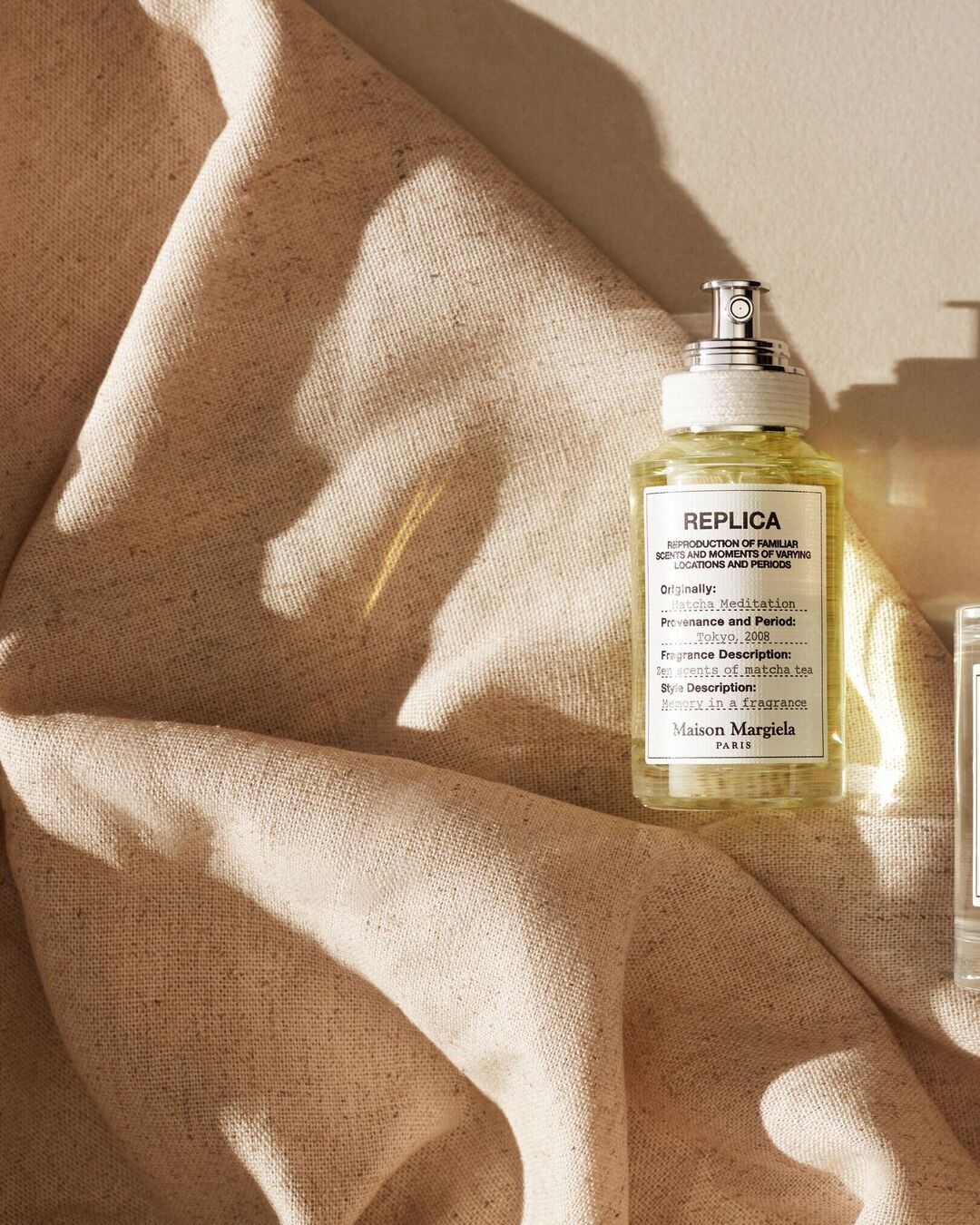 „Replica“ kvepalai skaidriame stikliniame buteliuke su sidabriniu purkštuvu, ant etiketės užrašas: „Zen matcha arbatos kvapai, prisiminimai kvapuose“.