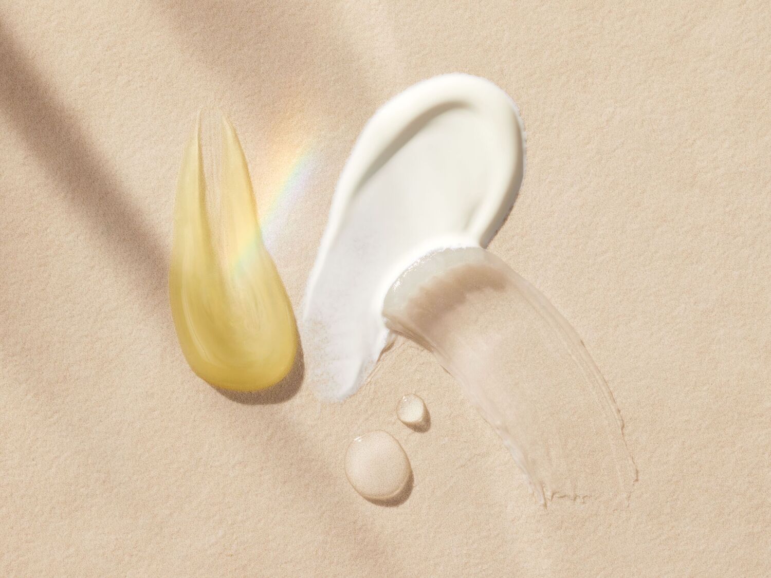 Šviesiai geltonos, baltos ir skaidrios tekstūros tepinėliai ant smėlio spalvos paviršiaus, demonstruojantys įvairių kosmetikos produktų konsistenciją.