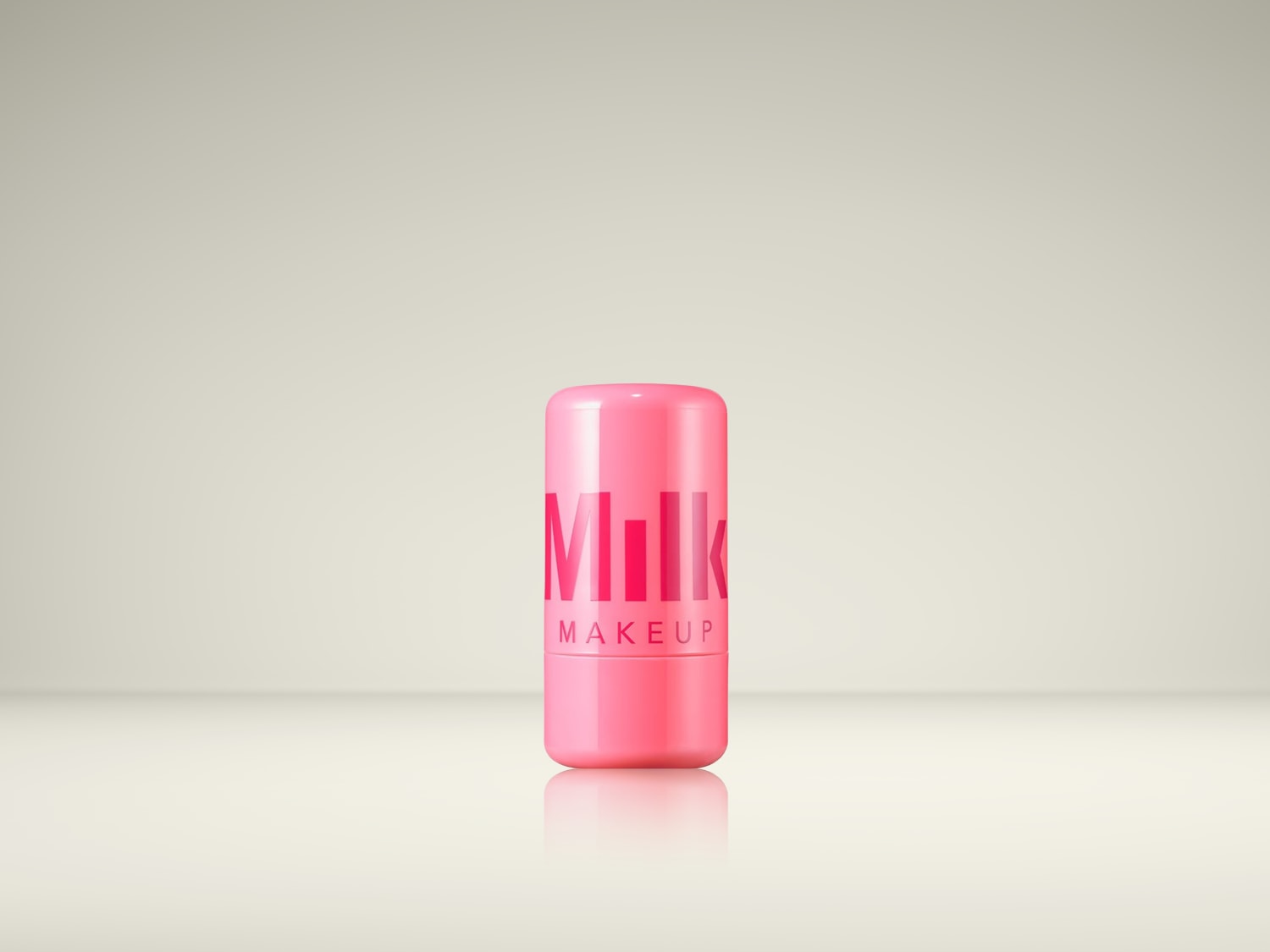Roze Milk Makeup stick met het merklogo in het roze, een compacte en handige beautytool.