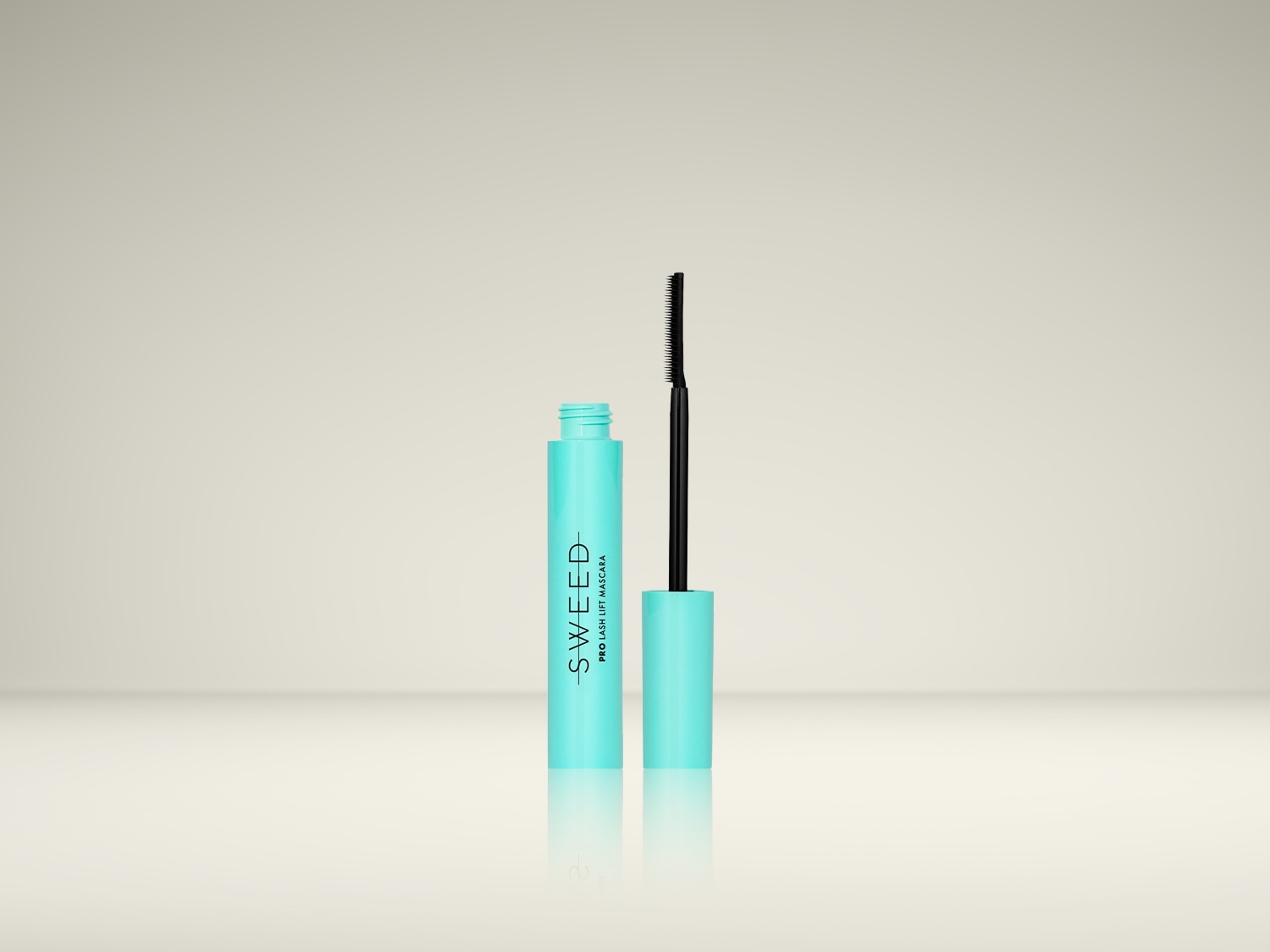 De turquoise mascara van Sweed Pro Lash Lift staat open, met het zwarte borsteltje eruit, klaar om je wimpers te liften en te definiëren.