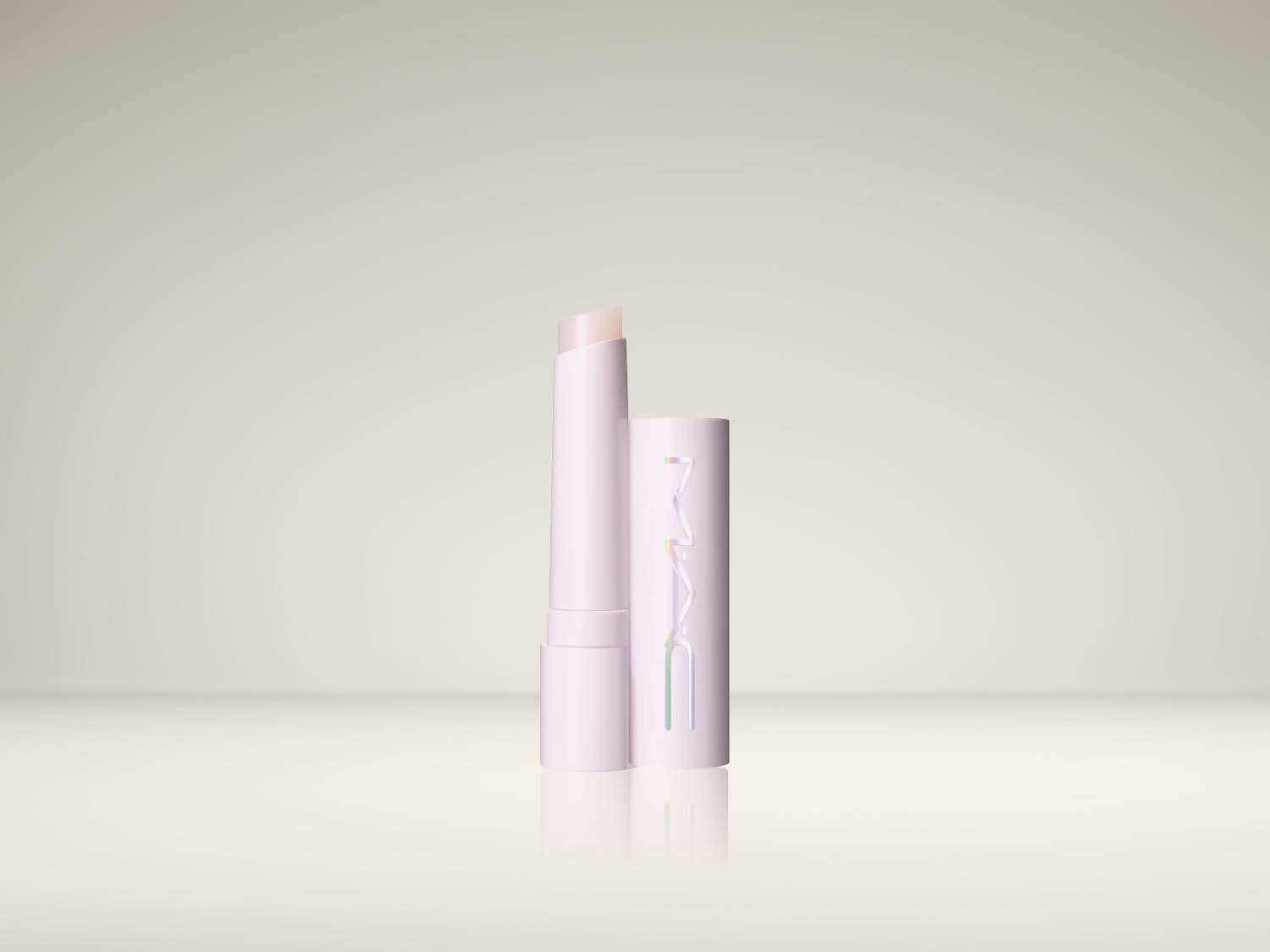De MAC Squirt Plumping Gloss Stick in een lichtroze verpakking met een transparante, glanzende balsem die de lippen voller maakt en hydrateert.