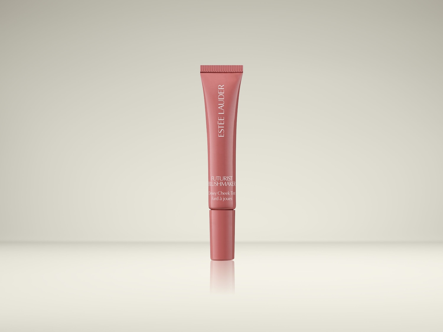 De Estée Lauder Futurist Blushmaker is een roze vloeibare blush in een tube met een applicator aan de onderkant, perfect voor een dewy wangtint.