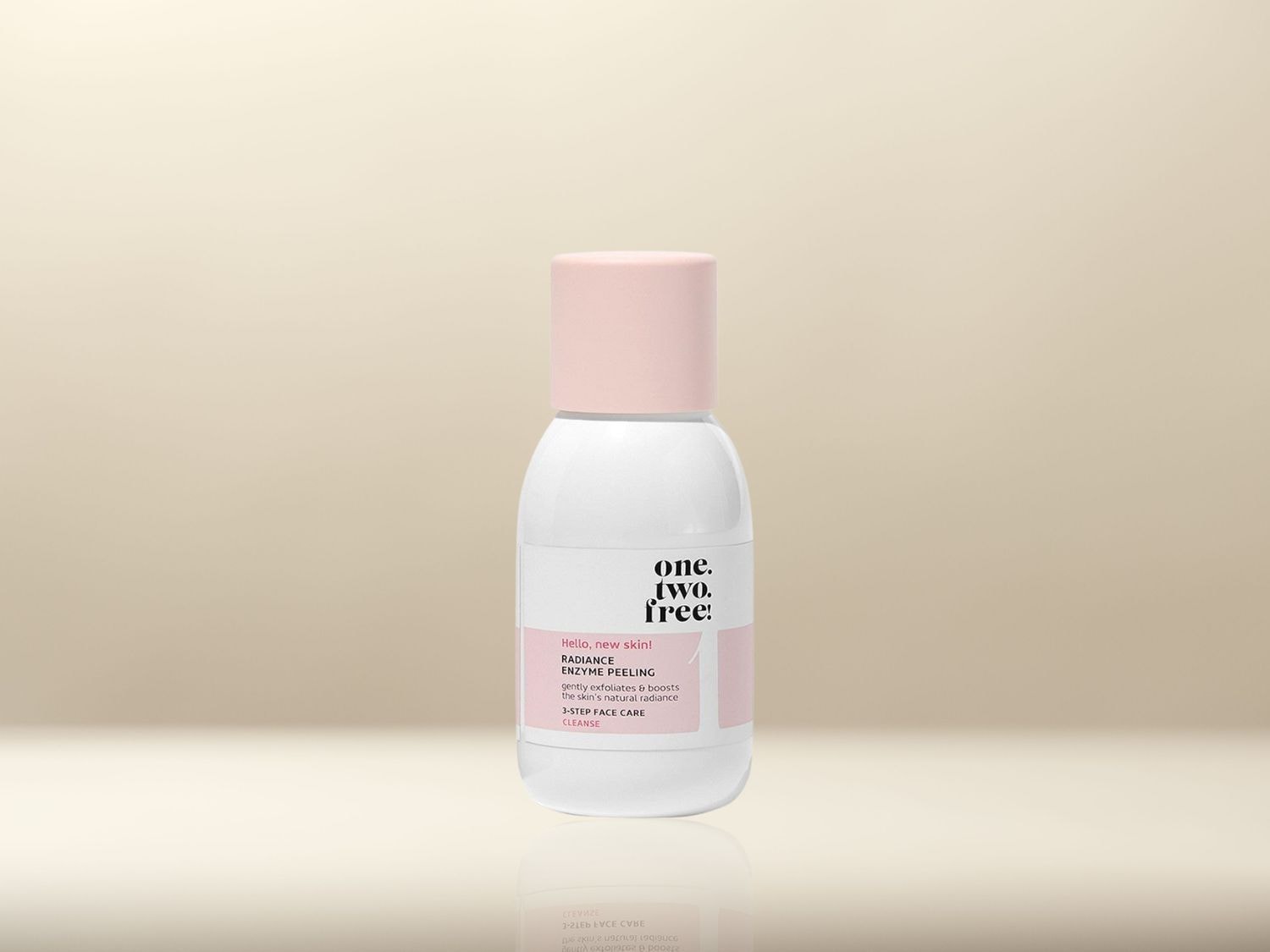 De witte fles met een roze dop bevat 'one.two.free! Radiance Enzyme Peeling' die de natuurlijke uitstraling van de huid stimuleert.