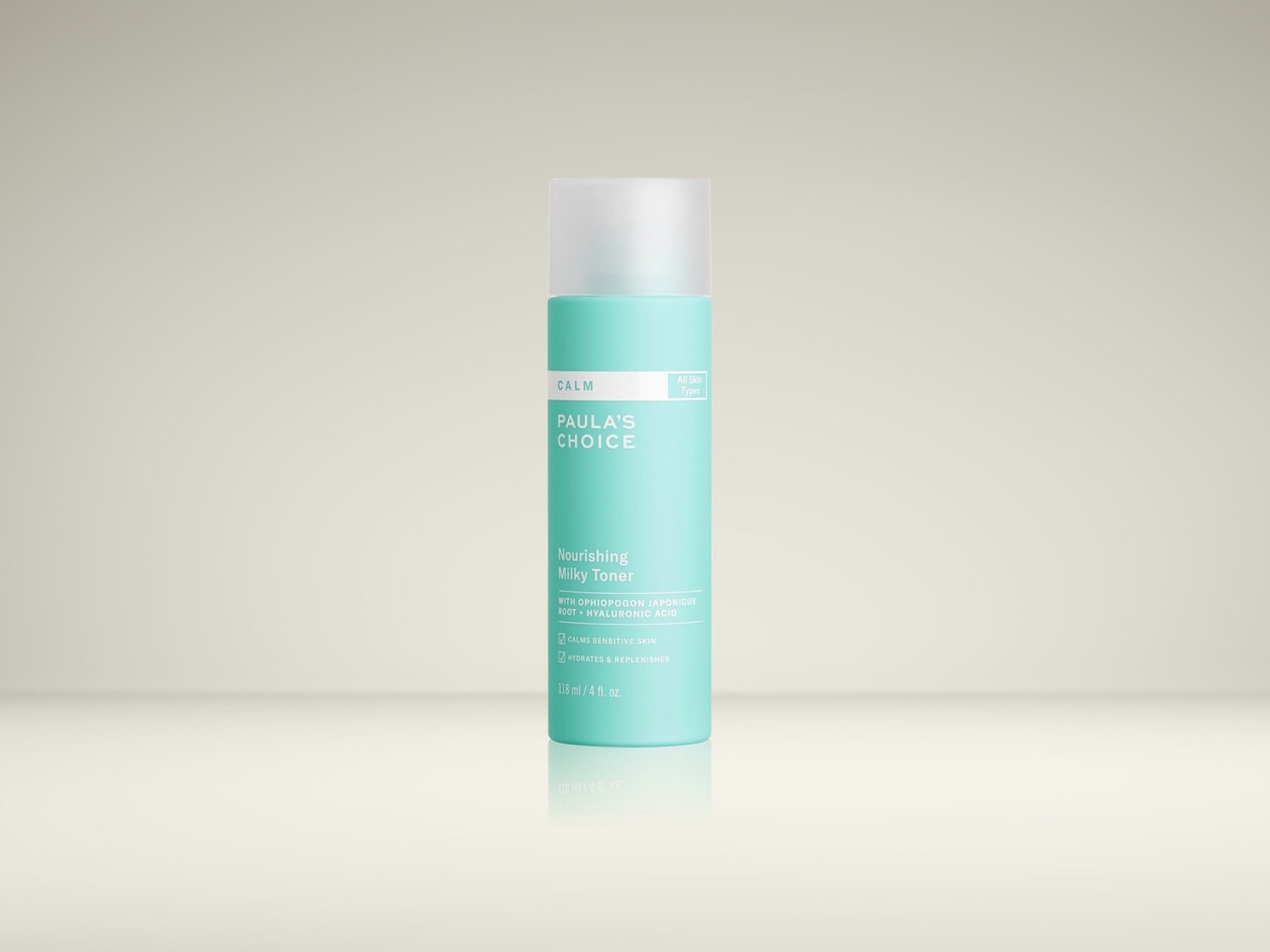De Paula's Choice Calm Nourishing Milky Toner, een lichtblauwe fles met witte dop, is speciaal geformuleerd voor alle huidtypes om de gevoelige huid te kalmeren, te hydrateren en aan te vullen met Ophiopogon Japonicus Root en Hyaluronzuur.