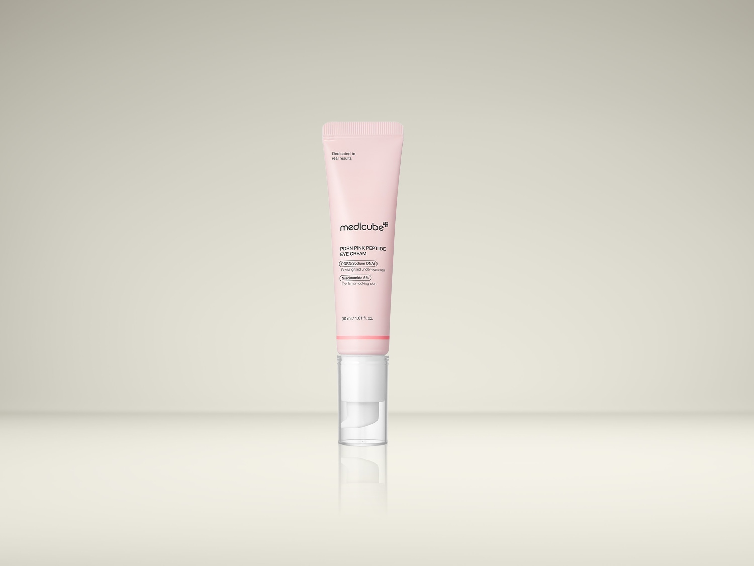 De Medicube PDRN Pink Peptide Eye Cream in een zachtroze tube van 30 ml, verrijkt met PDRN (Sodium DNA) en 5% Niacinamide, revitaliseert de vermoeide huid onder de ogen en zorgt voor een stevigere uitstraling.