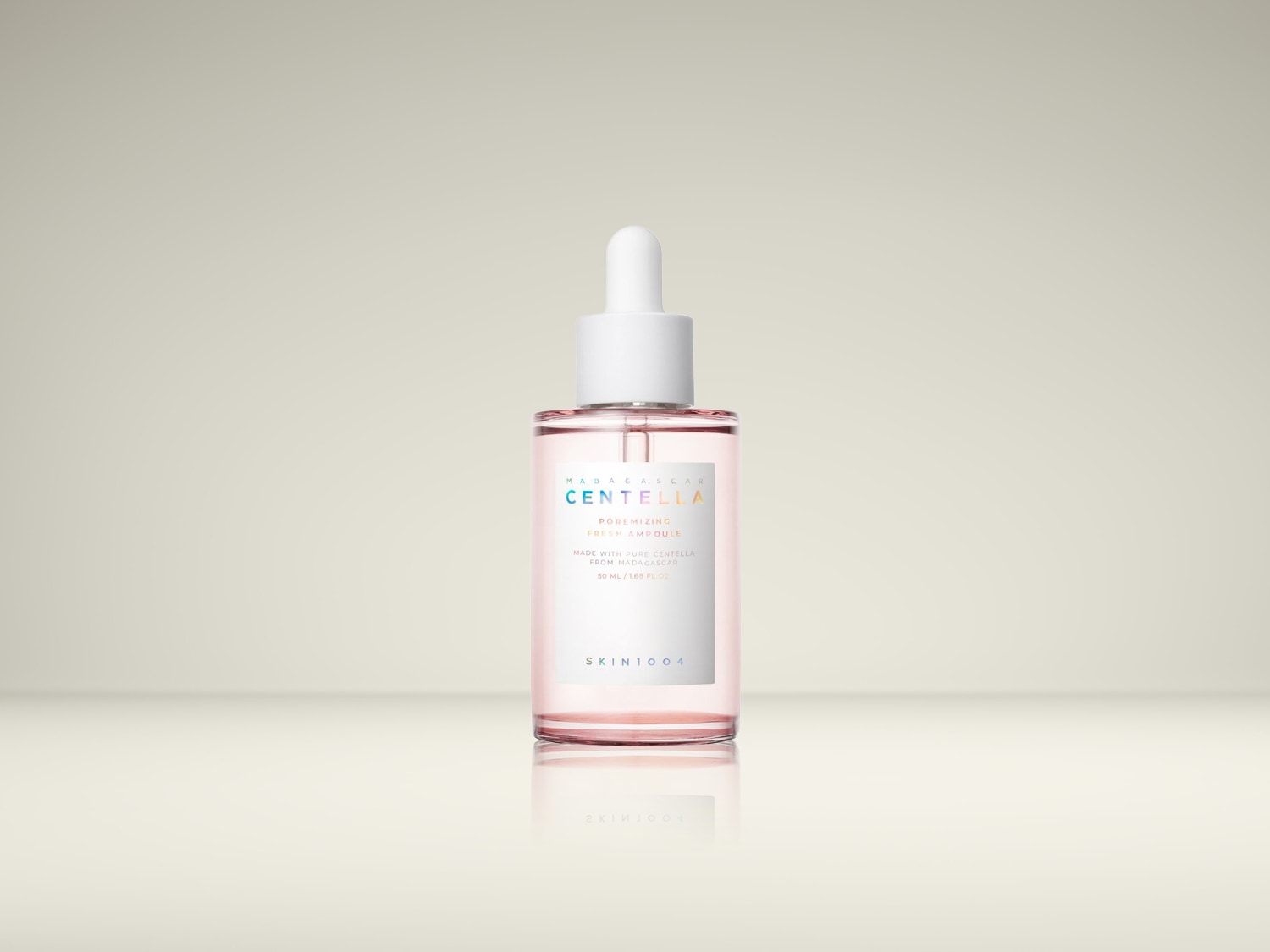 De Madagascar Centella Poremizing Fresh Ampoule van Skin1004 is een roze serum in een transparant flesje met een witte pipetdop, perfect voor het verfijnen van de poriën.