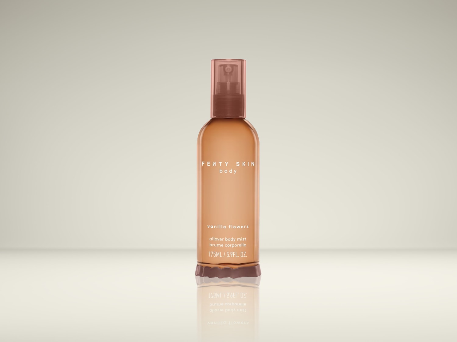 Fenty Skin Body Allover Body Mist Vanilla Flowers in een transparante fles met een lichtbruine tint en een roze dop, met een inhoud van 175 ml.