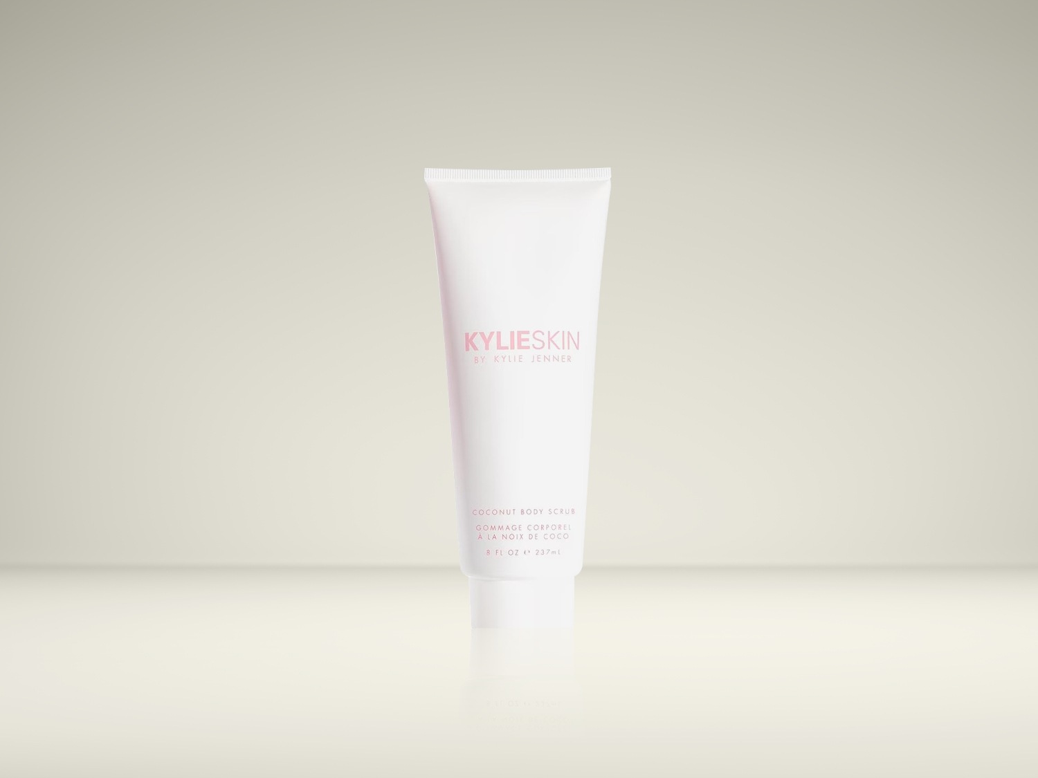 Witte tube KYLIESKIN Coconut Body Scrub met roze letters, voor een zachte en gehydrateerde huid.