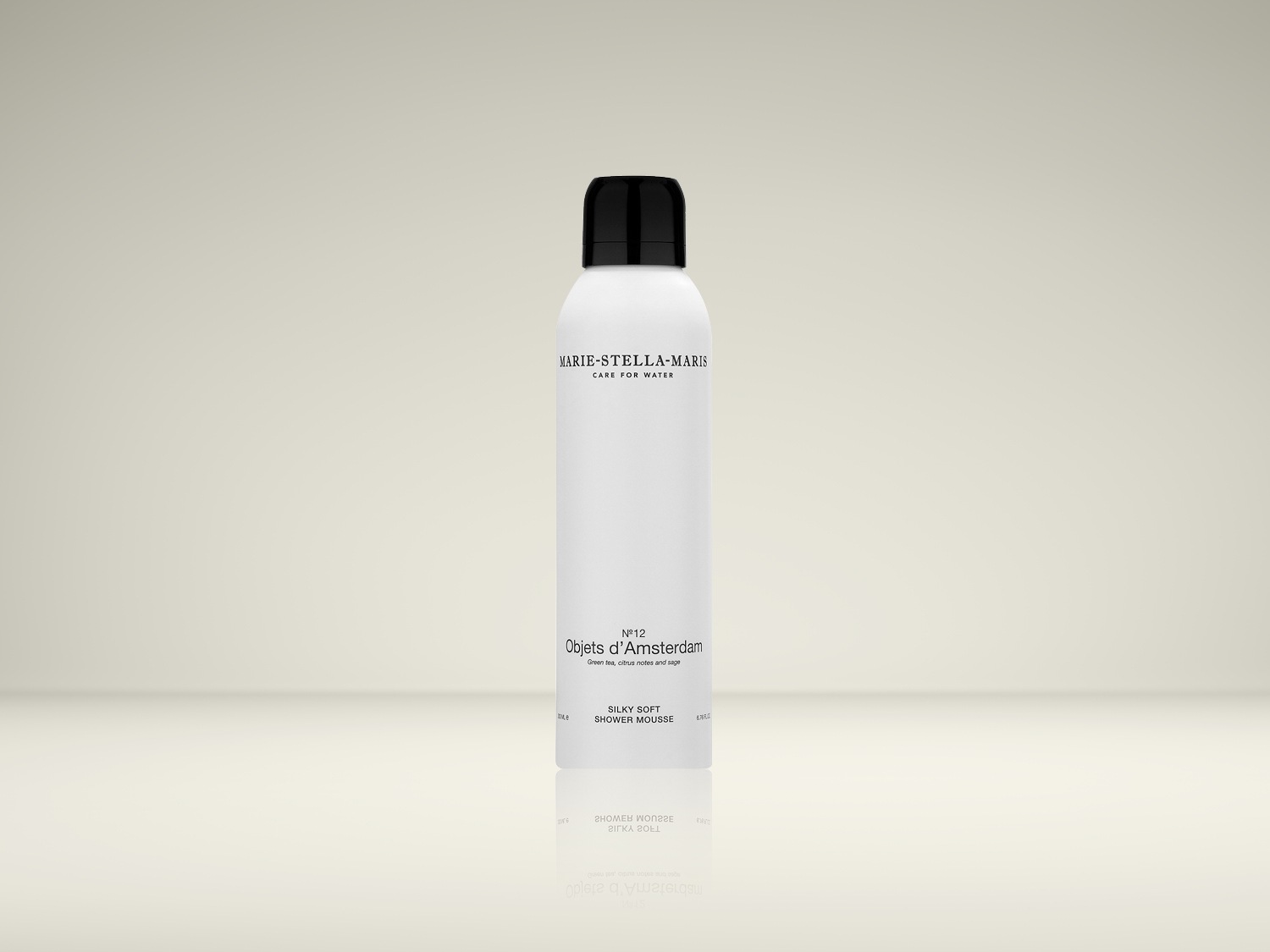 Witte fles Marie-Stella-Maris No.12 Objets d'Amsterdam silky soft shower mousse met zwarte dop, met de geur van groene thee, citrus en salie.