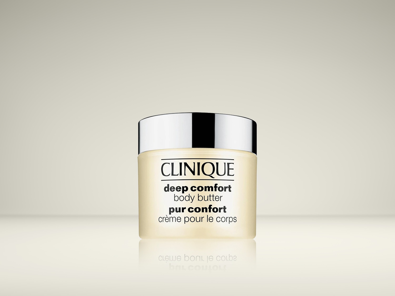 Een pot Clinique Deep Comfort Body Butter met een zilveren deksel en een crèmekleurige body, waarop in zwarte letters de merknaam en productdetails staan.