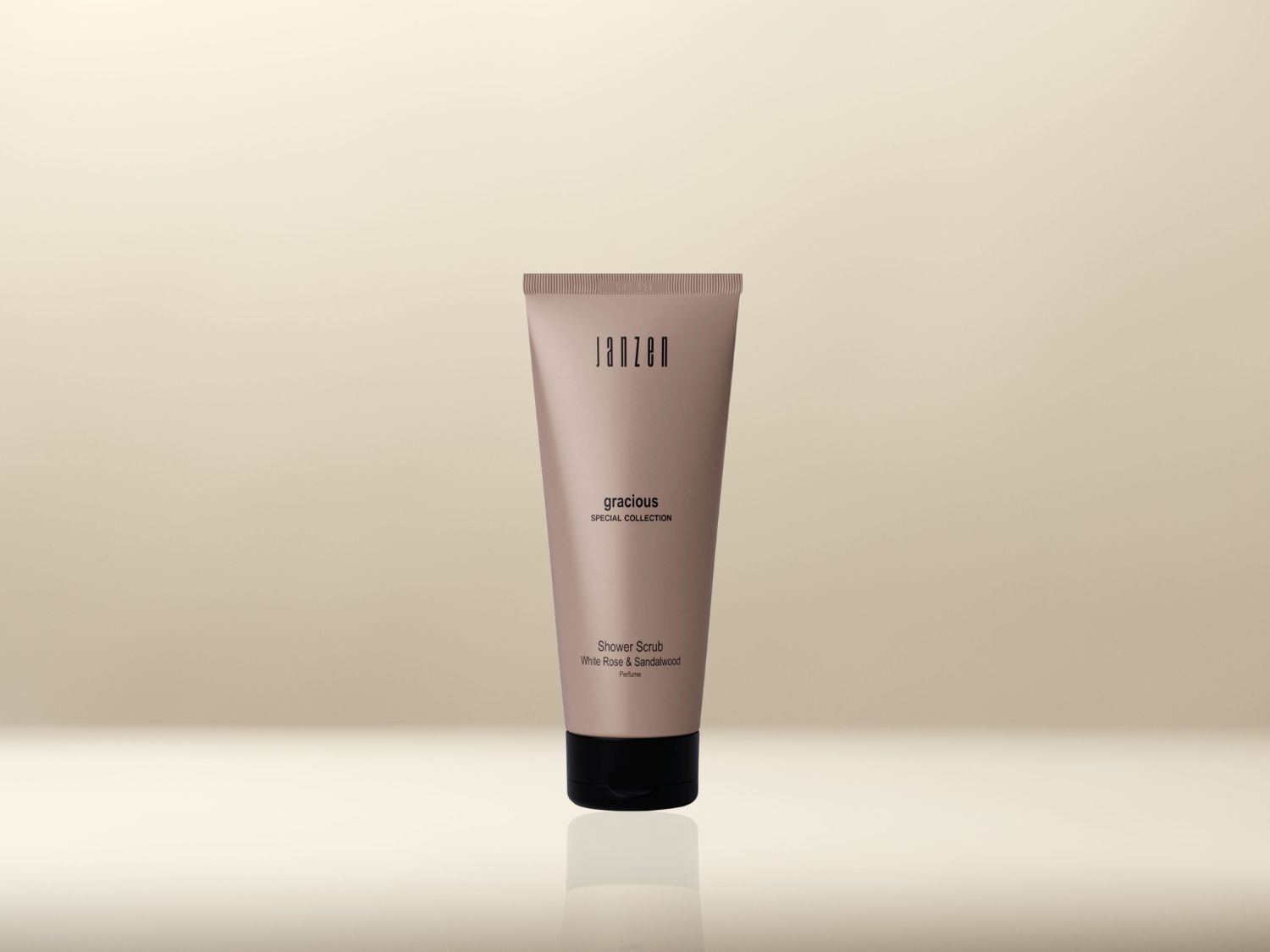 Een beige tube Janzen Gracious Special Collection Shower Scrub met een zwarte dop, verrijkt met witte roos en sandelhout.