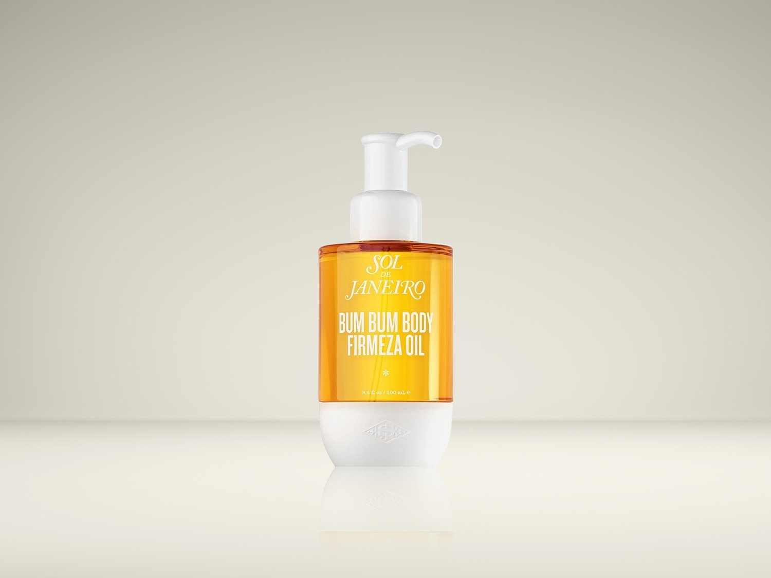 Gouden Sol de Janeiro Bum Bum Body Firmeza Olie in een doorzichtige fles met een witte pompdispenser.