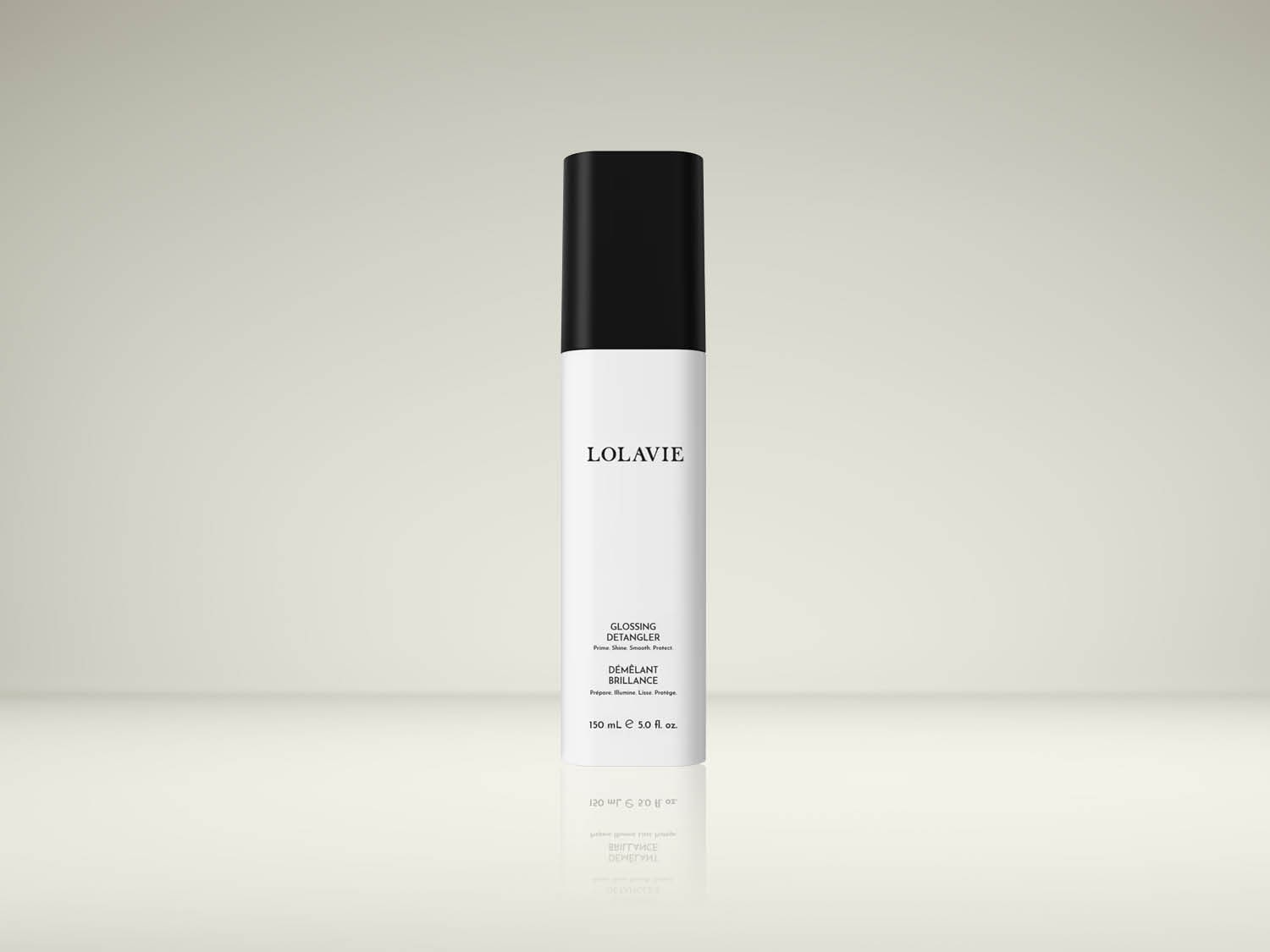De Lolavie Glossing Detangler is een witte fles met een zwarte dop, met de tekst "LOLAVIE GLOSSING DETANGLER" en "150 mL e 5.0 fl. oz." erop.