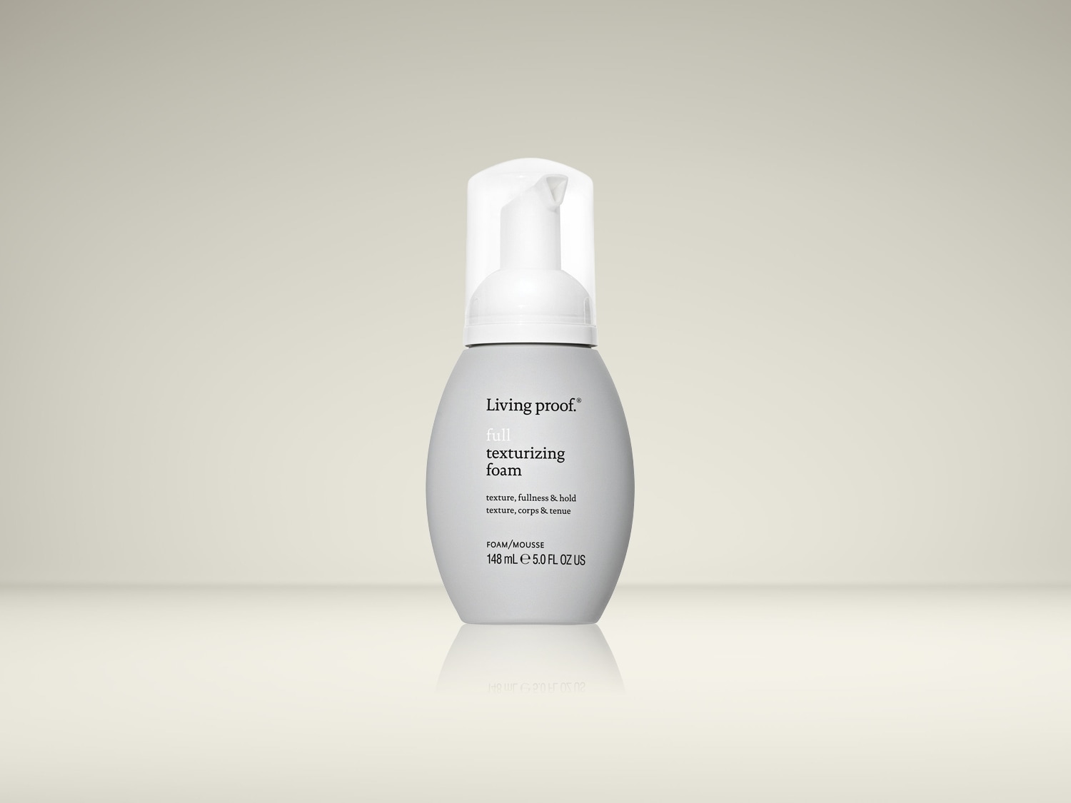 De Living Proof Full Texturizing Foam in een grijze fles met witte pomp, biedt textuur, volheid en hold voor je haar.