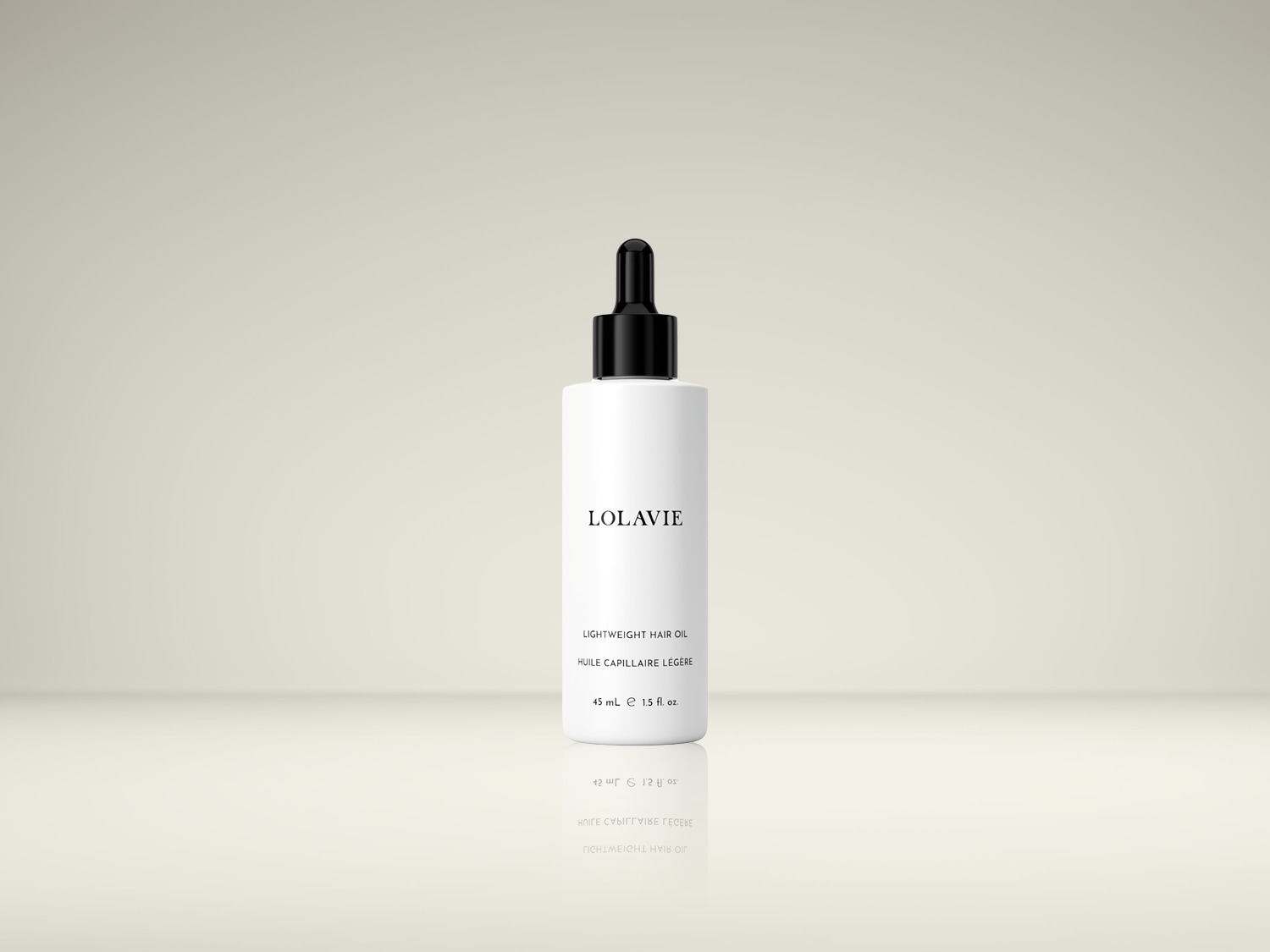De Lolavie Lightweight Hair Oil in een witte fles met zwarte dop, met een inhoud van 45 ml, is een lichte haarolie die het haar voedt en laat glanzen.