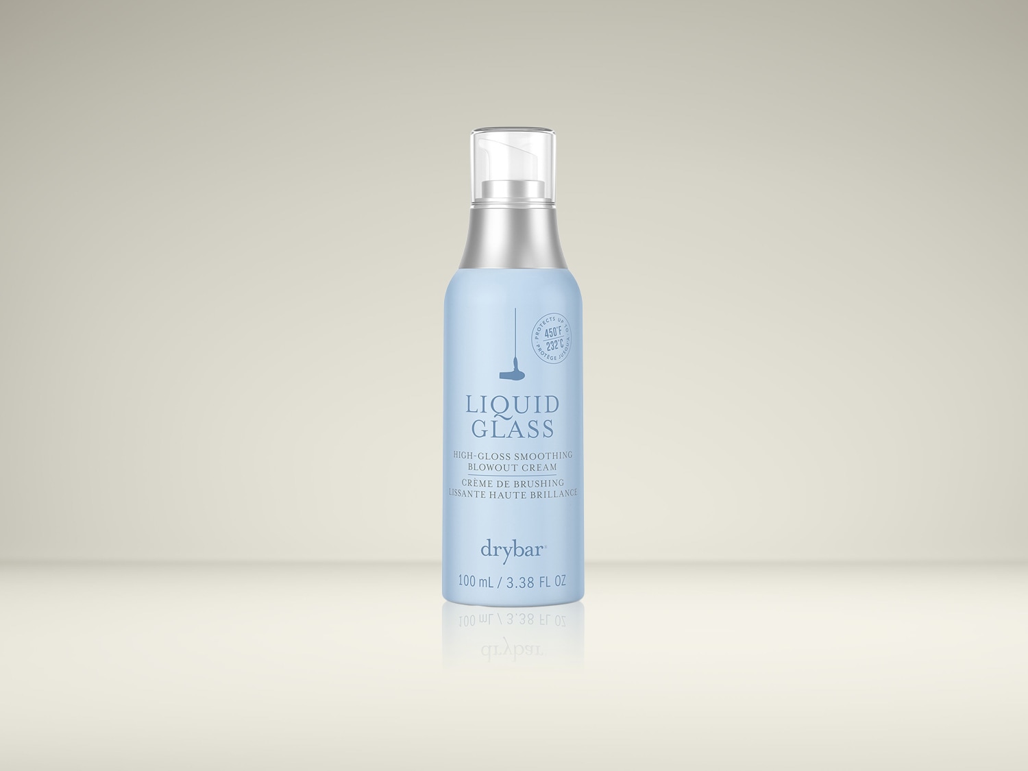 De Drybar Liquid Glass High-Gloss Smoothing Blowout Cream in een lichtblauwe fles van 100 ml beschermt het haar tot 232°C en zorgt voor een gladde, glanzende finish.