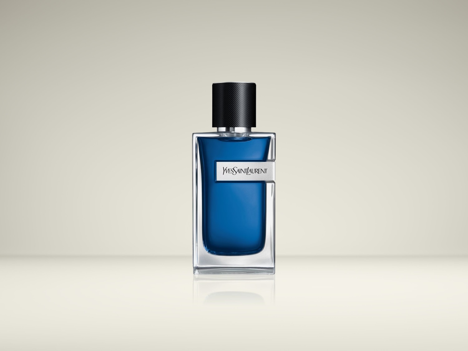 De Y Eau de Parfum van Yves Saint Laurent is een herengeur in een strakke, rechthoekige glazen flacon met een diepblauwe vloeistof en een zwarte dop.