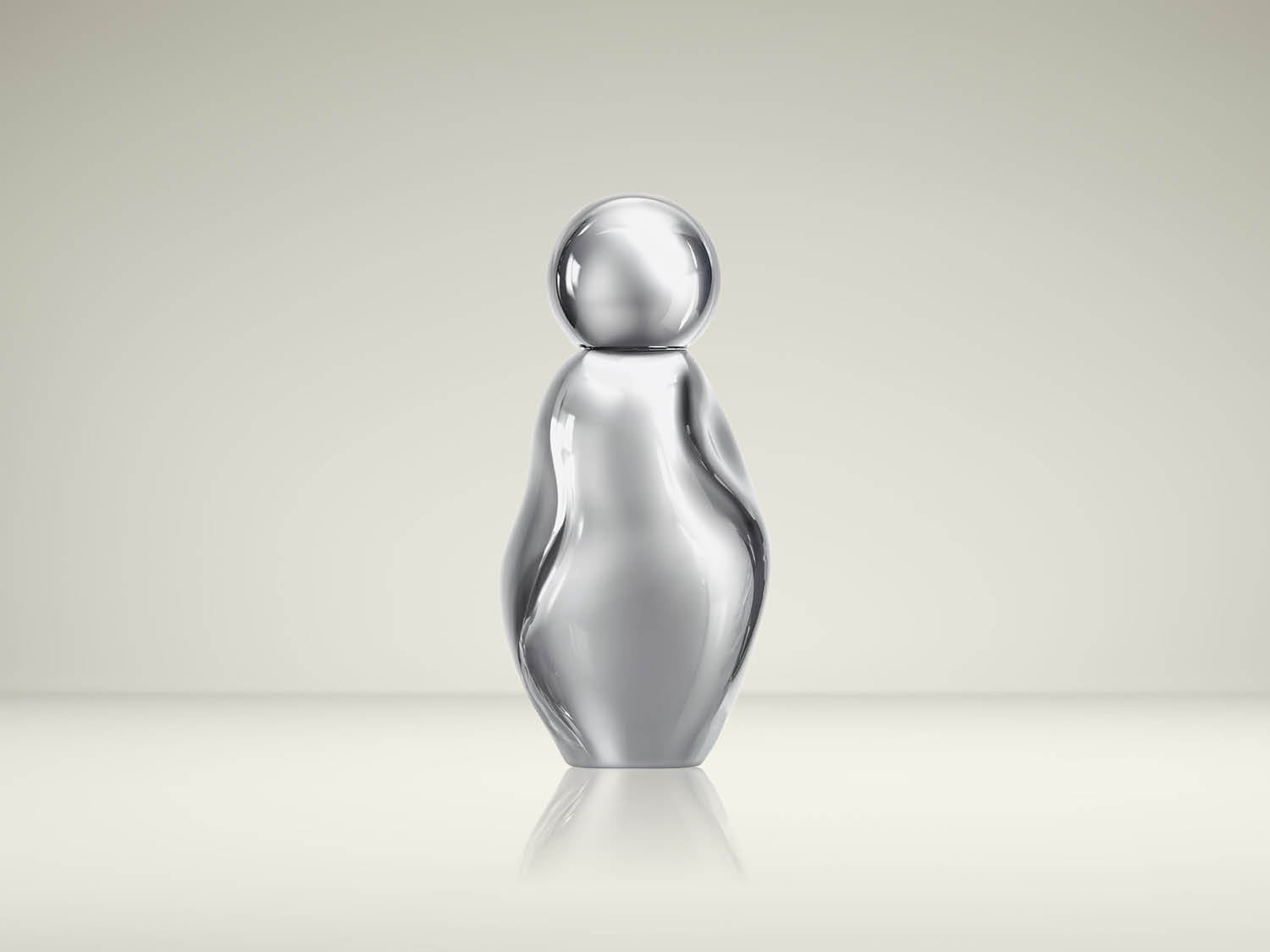 Een glanzende, zilverkleurige parfumfles met een organische, golvende vorm en een ronde dop, staat elegant op een lichte, reflecterende ondergrond.