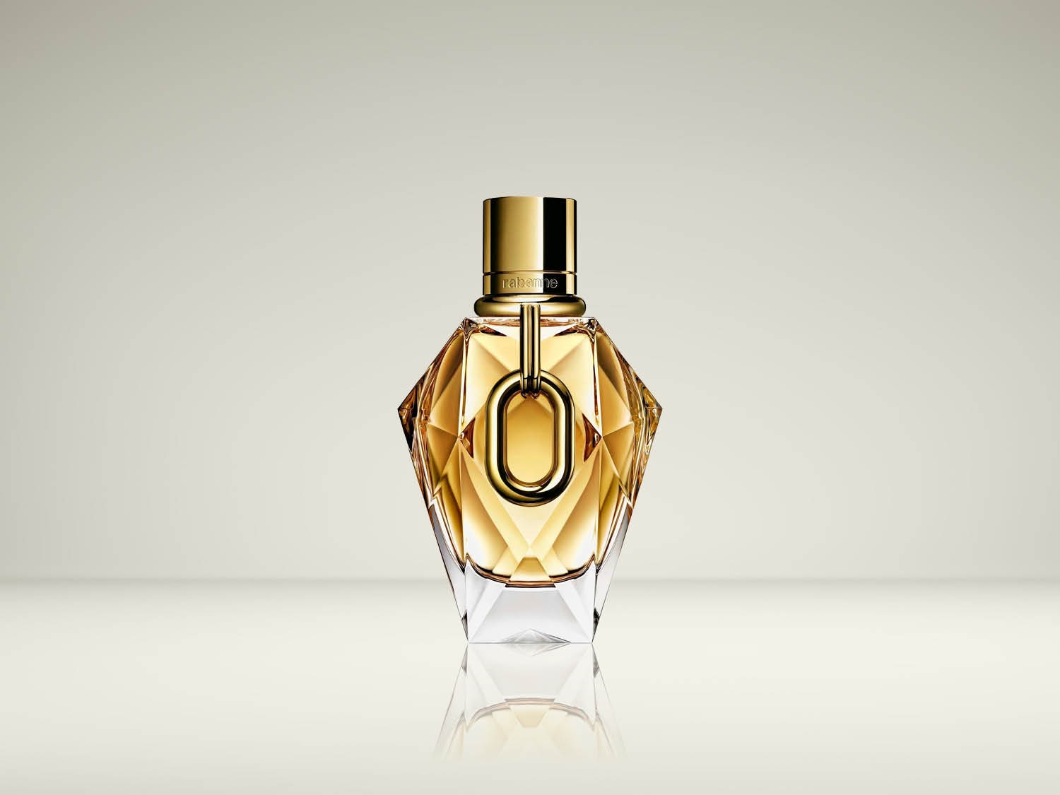 Een gouden parfumflesje met een uniek diamantvormig ontwerp en een glanzende gouden dop, perfect voor een vleugje luxe.