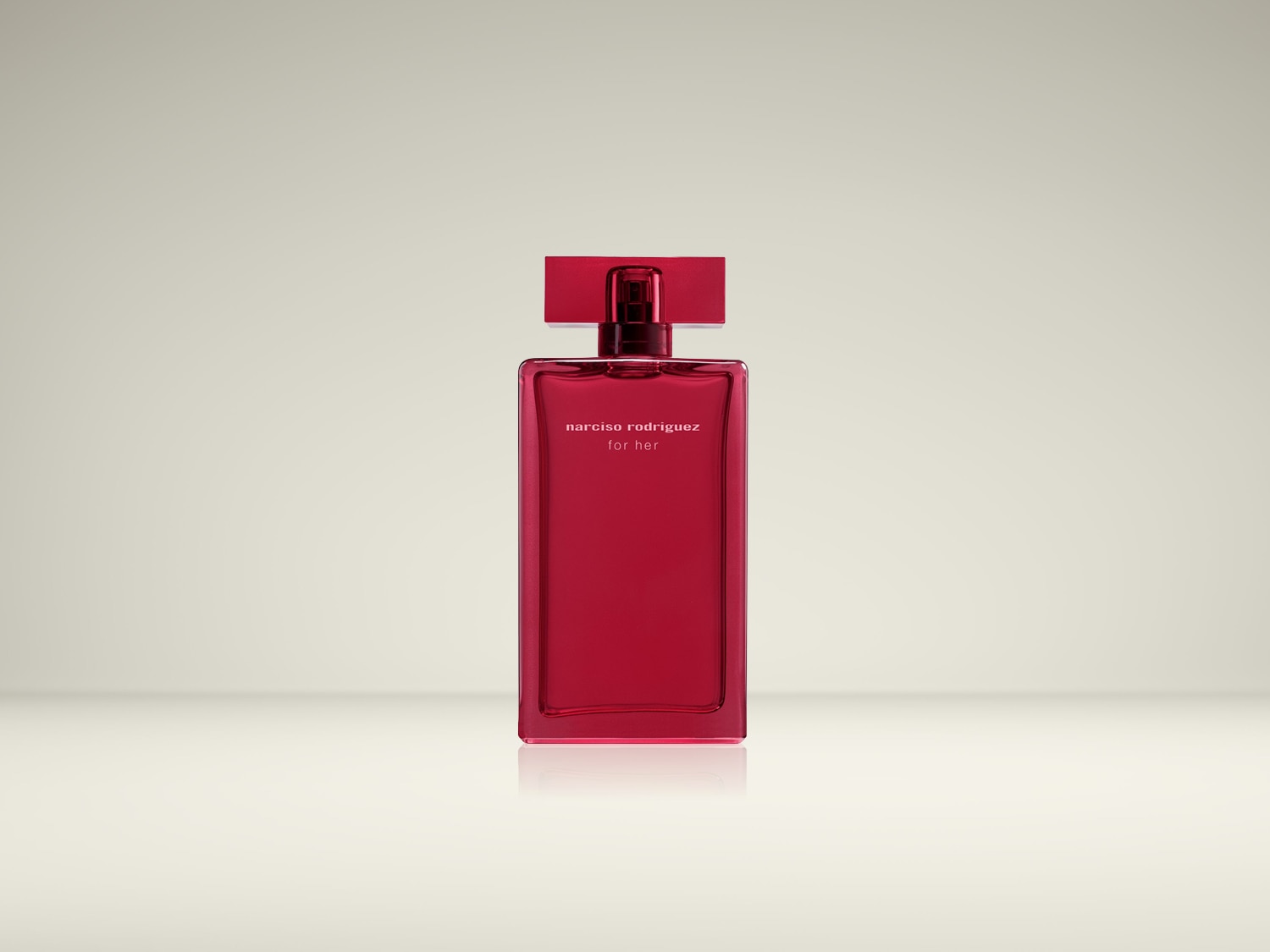 De Narciso Rodriguez For Her Eau de Parfum in een elegante, rechthoekige, dieprode flacon met een bijpassende dop, straalt tijdloze vrouwelijkheid uit.