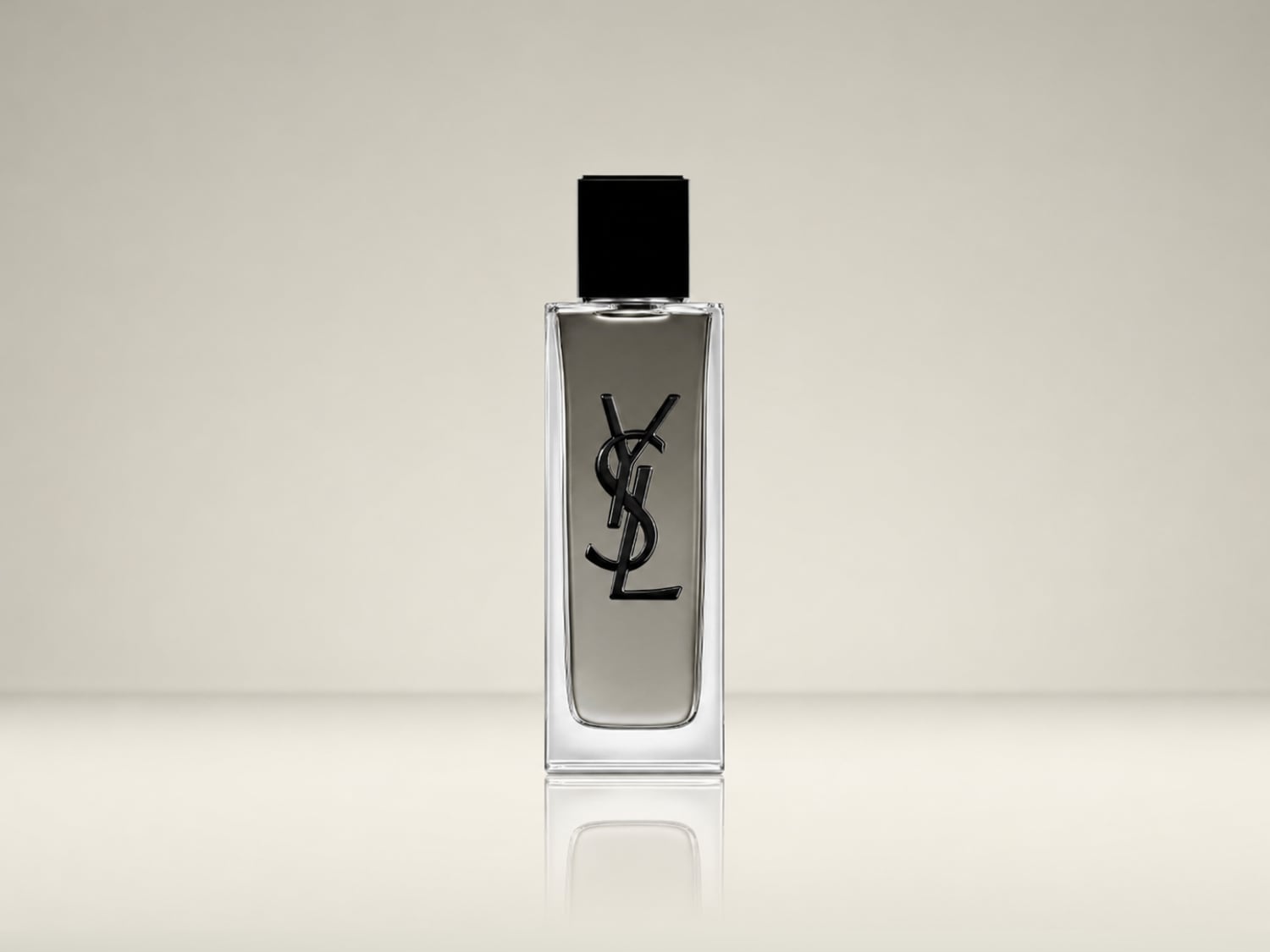 Strakke, heldere glazen flacon met zwarte dop en het iconische YSL-logo in het zwart.
