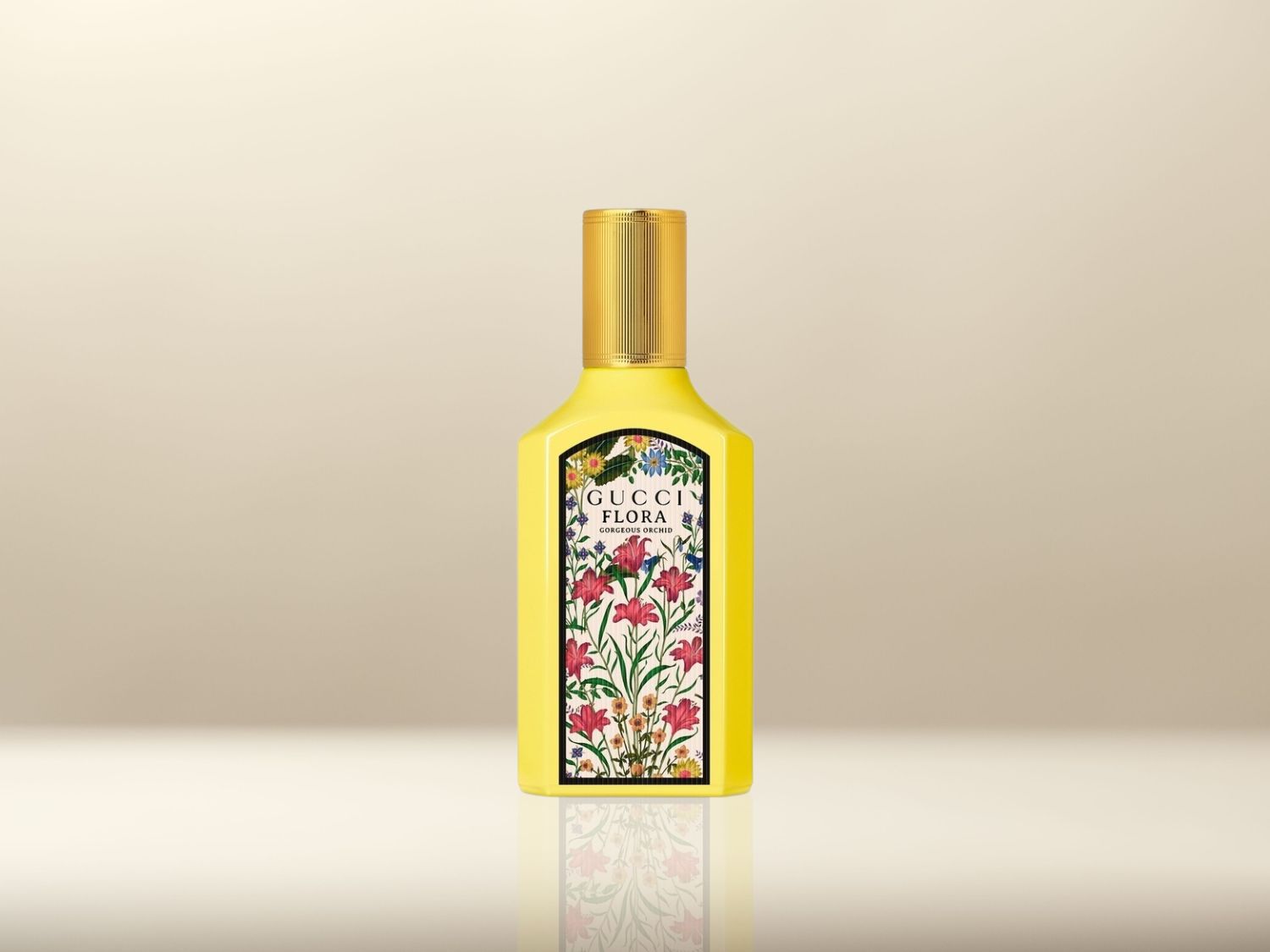 Flacon jaune vif de Gucci Flora Gorgeous Gardenia avec un bouchon doré et une étiquette florale détaillée.