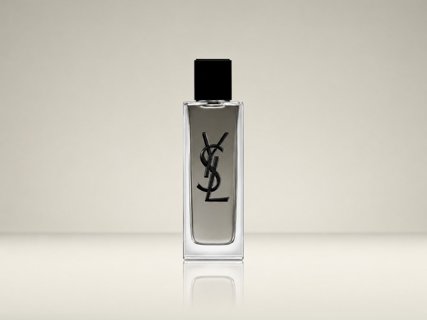 Découvrez le parfum YSL dans un flacon transparent élégant avec un bouchon noir, orné du logo emblématique noir, reflétant le luxe et le style.