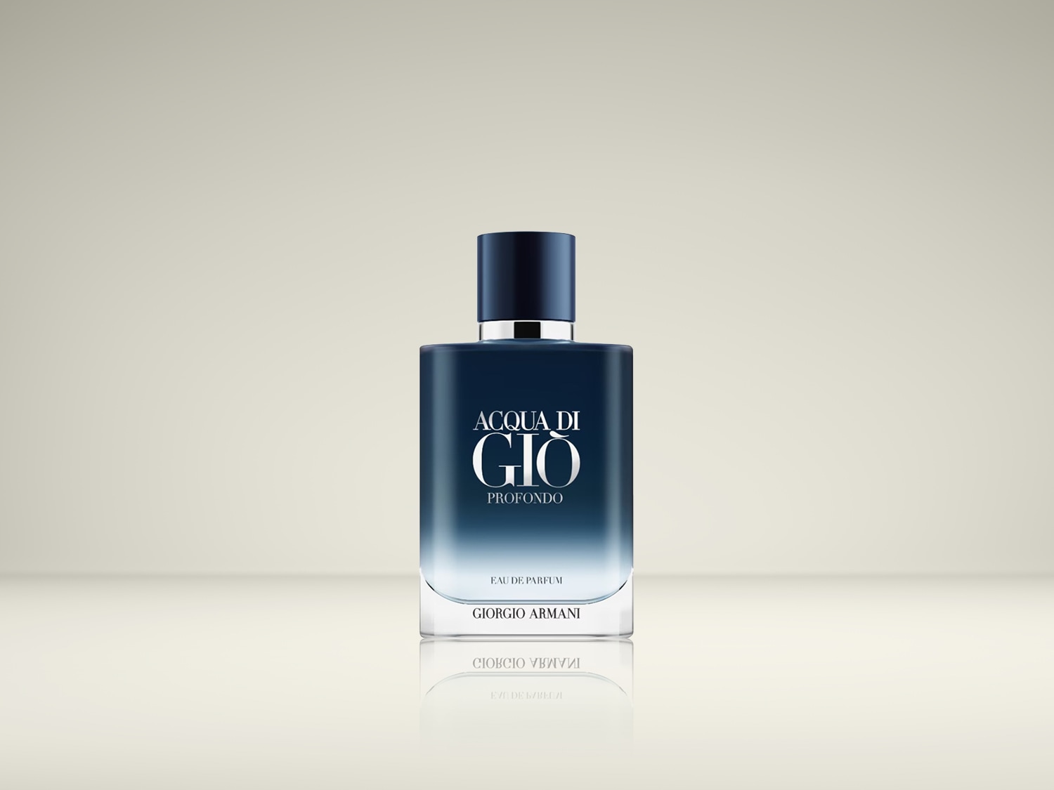 Voici le parfum pour homme Acqua Di Giò Profondo d'Armani, dans un flacon bleu dégradé élégant avec un bouchon bleu marine.