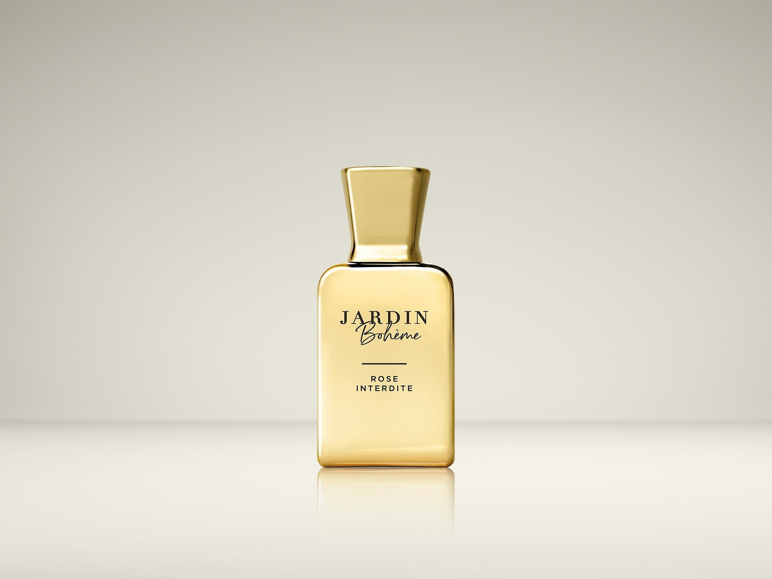 Découvrez Jardin Bohème Rose Interdite, un parfum floral et envoûtant dans un flacon doré élégant.