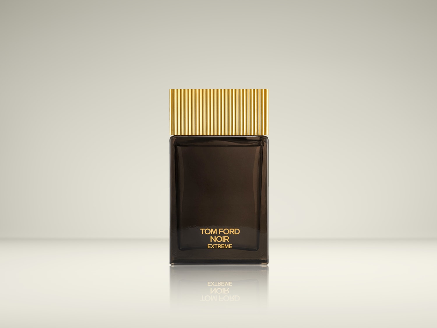 Le parfum Tom Ford Noir Extrême dans son flacon rectangulaire noir et or, promesse d'une fragrance intense et sophistiquée.