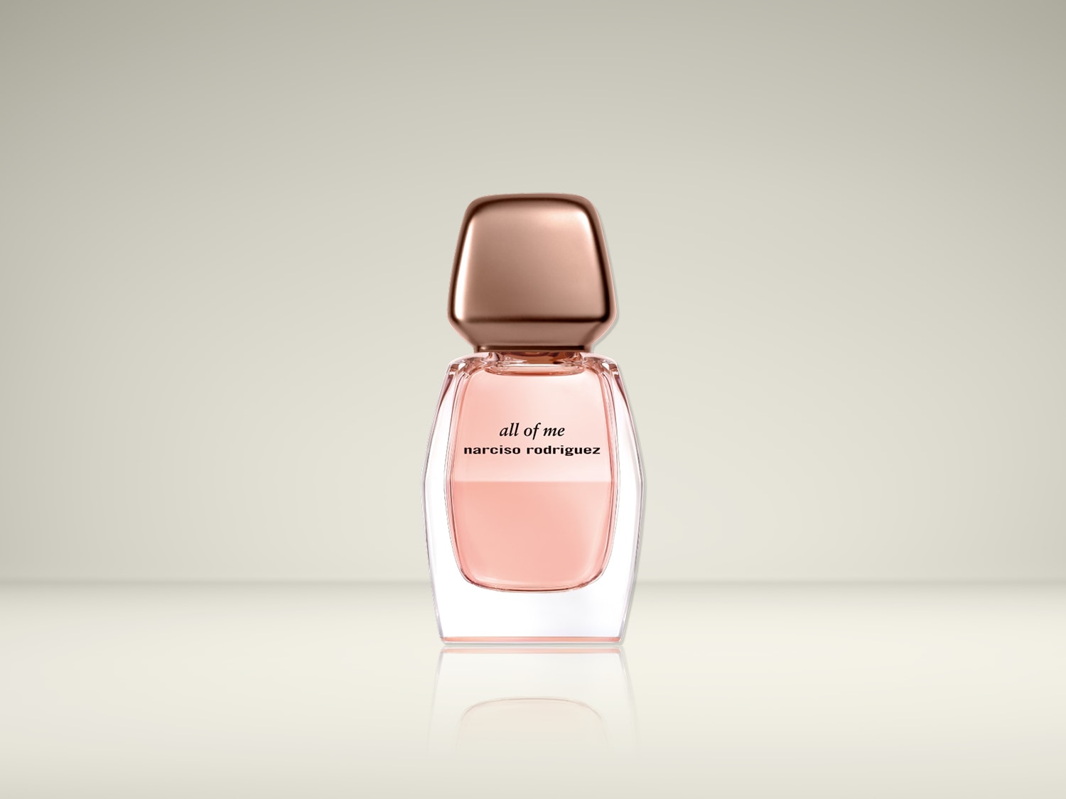 Découvrez le parfum « all of me » de narciso rodriguez, présenté dans un flacon élégant aux teintes rosées et au bouchon métallique brillant.