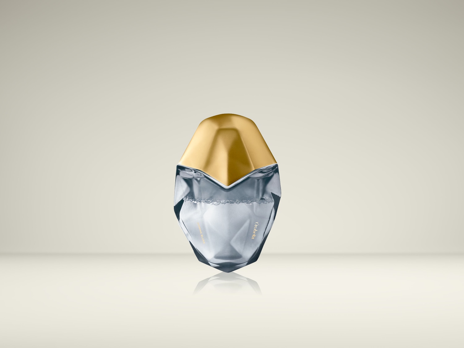 Le parfum Orabella est présenté dans un flacon en verre transparent avec un bouchon doré, reflétant l'élégance et la sophistication de la fragrance.