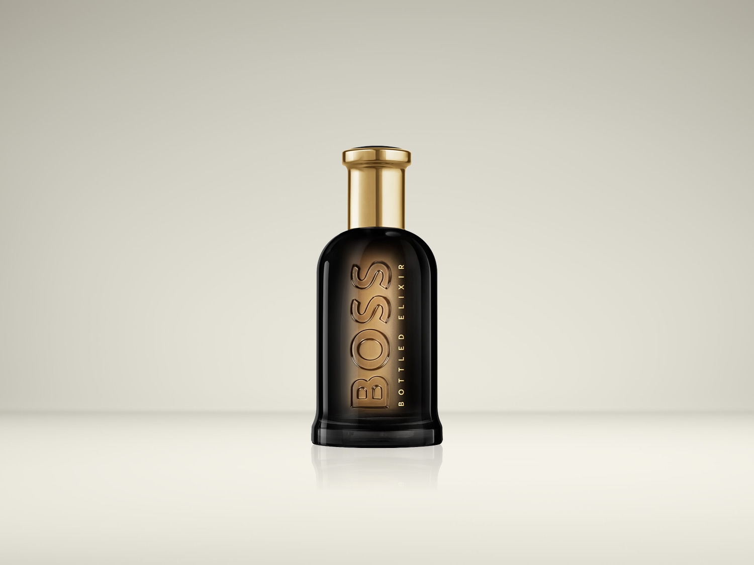 Le parfum Boss Bottled Elixir est présenté dans une bouteille en verre noir élégante avec un bouchon doré et le nom de la marque en lettres dorées en relief.