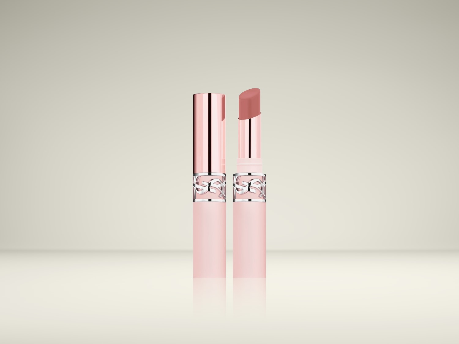 Voici un rouge à lèvres rose clair avec un capuchon rose métallique, ouvert pour montrer la couleur pêche douce.