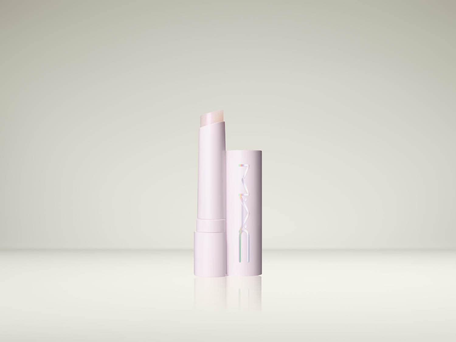 Un baume à lèvres rose pâle est présenté ouvert, révélant le bâtonnet de couleur claire, avec son capuchon assorti posé à côté, affichant un motif abstrait coloré.