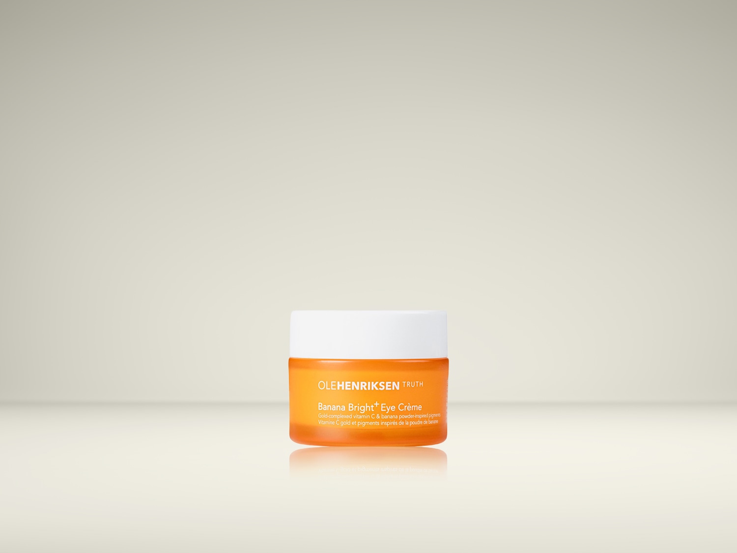 Voici la crème pour les yeux Banana Bright+ d'OLEHENRIKSEN TRUTH, enrichie en vitamine C et en pigments inspirés de la poudre de banane pour illuminer et revitaliser votre regard.
