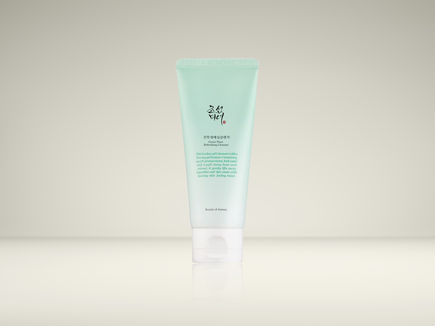 Voici un nettoyant rafraîchissant Green Plum de Beauty of Joseon dans un tube vert clair, contenant de l'eau de prune et de l'extrait de haricot mungo pour nettoyer en douceur et hydrater la peau.