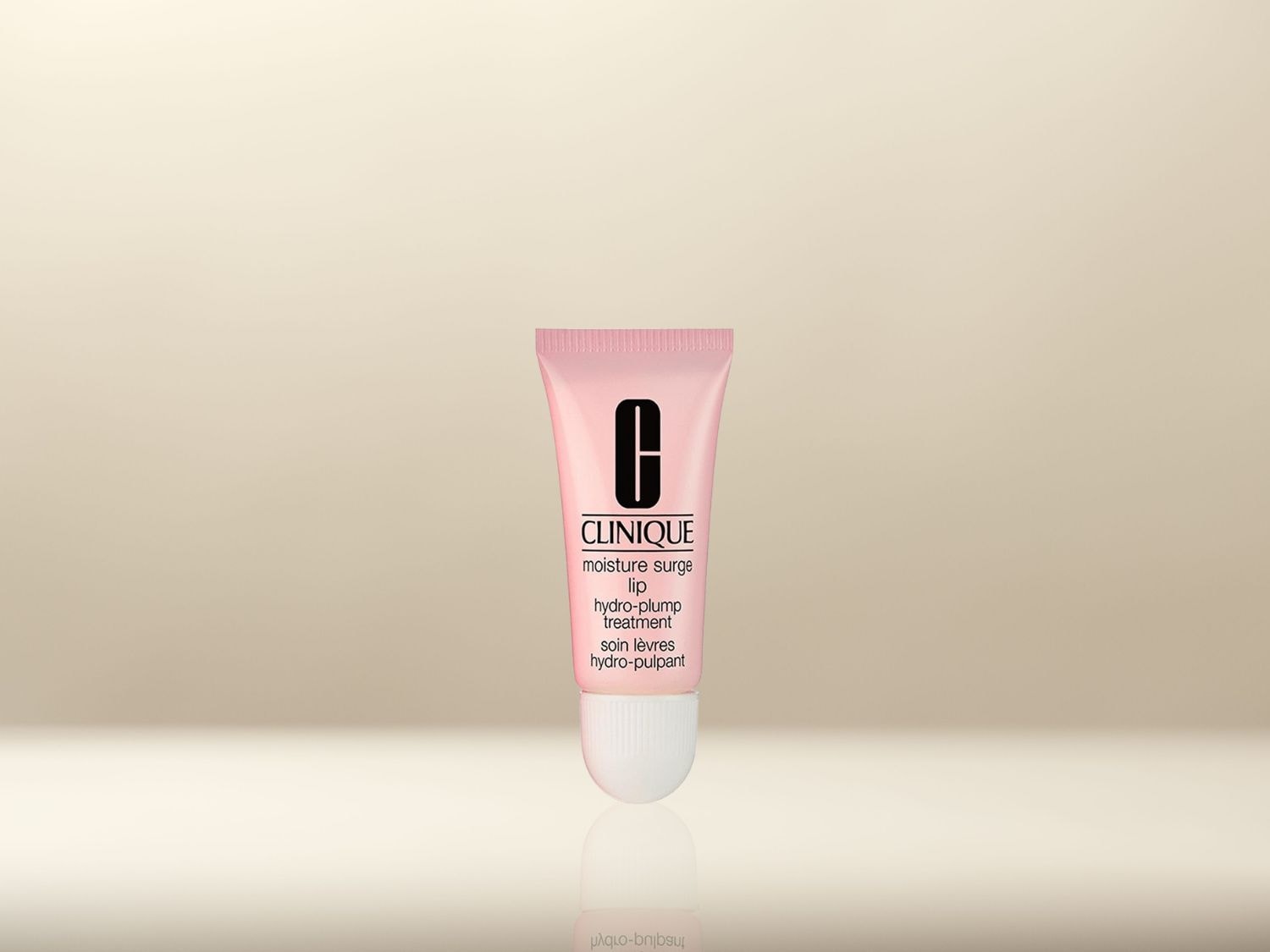 Voici un tube rose de Clinique Moisture Surge Lip Hydro-Plump Treatment pour des lèvres hydratées et repulpées.