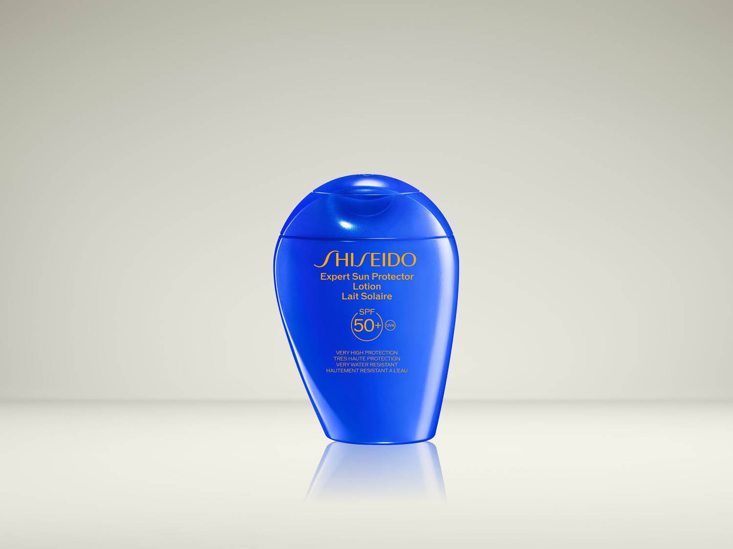Le flacon bleu vif de la lotion solaire Shiseido Expert Sun Protector SPF 50+ offre une très haute protection et est très résistant à l'eau.