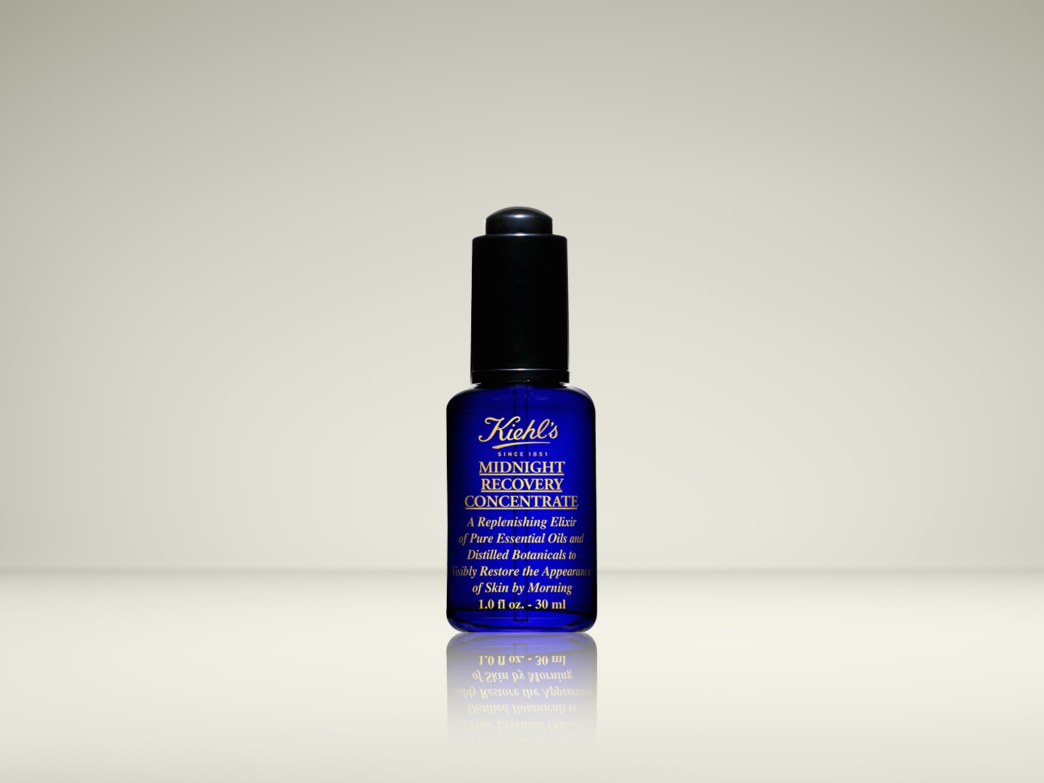 Voici le concentré de récupération nocturne de Kiehl's dans un flacon bleu foncé avec un compte-gouttes noir, un élixir régénérant d'huiles essentielles pures et de plantes distillées pour restaurer visiblement l'apparence de la peau au matin.