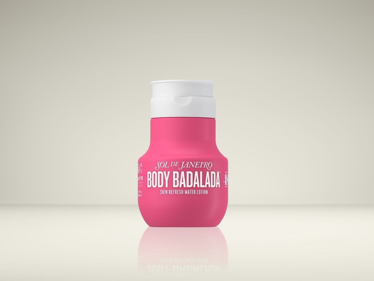 La lotion corporelle rafraîchissante Sol de Janeiro Body Badalada est présentée dans une bouteille rose vif avec un bouchon blanc, reflétant son emballage vibrant et son parfum.