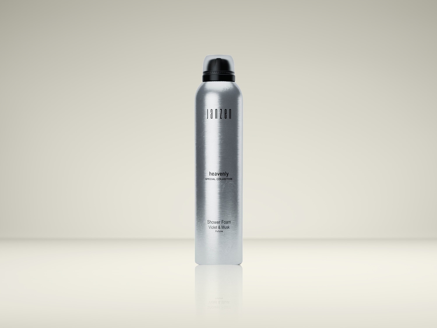 Voici un flacon en aluminium brossé de Janzen Heavenly Special Collection Shower Foam Violet & Musk, promettant un nettoyage parfumé et luxueux.