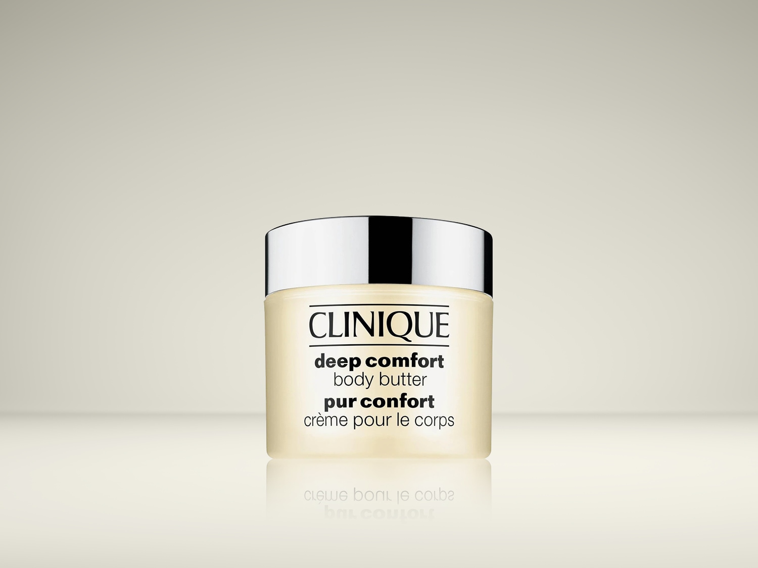 Voici un pot de beurre corporel Clinique Deep Comfort, avec un couvercle argenté sur un pot jaune clair, promettant une hydratation profonde pour la peau.