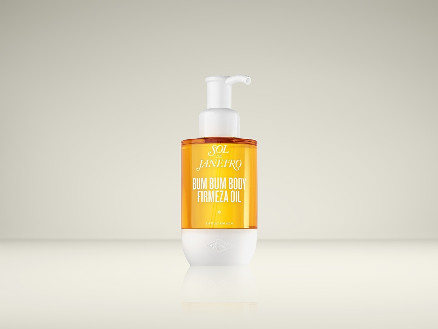 Voici l'huile corporelle raffermissante Bum Bum de Sol de Janeiro, présentée dans un flacon transparent et orange avec une pompe blanche.