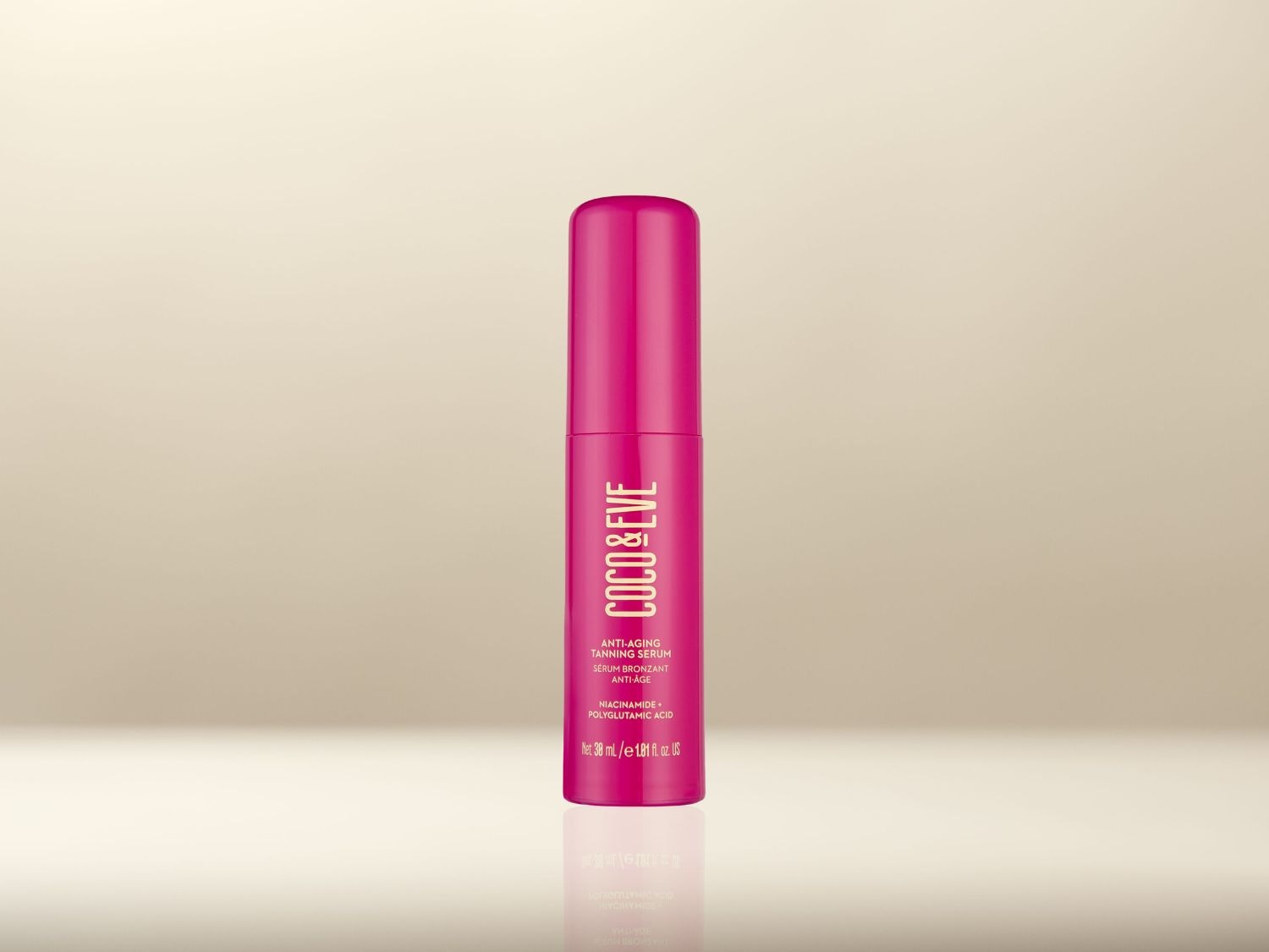 Voici le sérum bronzant anti-âge Coco & Eve dans un tube rose vif, conçu pour un éclat ensoleillé et une peau jeune.