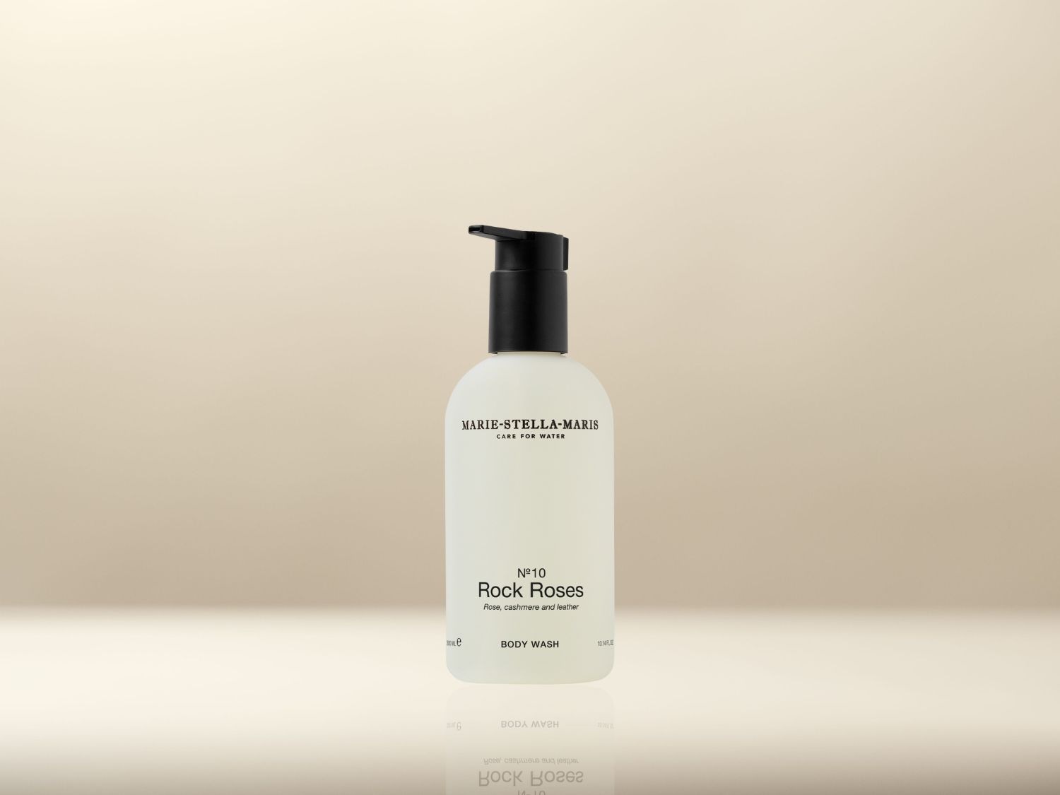 Voici le gel douche Marie-Stella-Maris N°10 Rock Roses, un soin pour le corps aux notes de rose, de cachemire et de cuir, présenté dans un flacon blanc minimaliste avec une pompe noire.