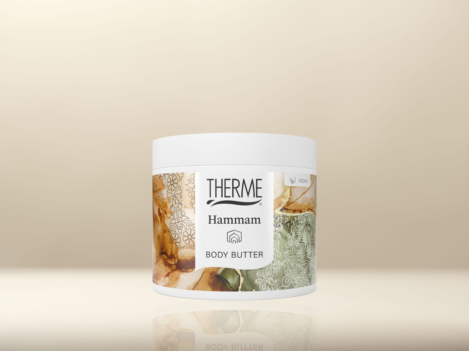Découvrez le beurre corporel Hammam de Therme, un soin végane dans un pot blanc orné de motifs dorés et verts.